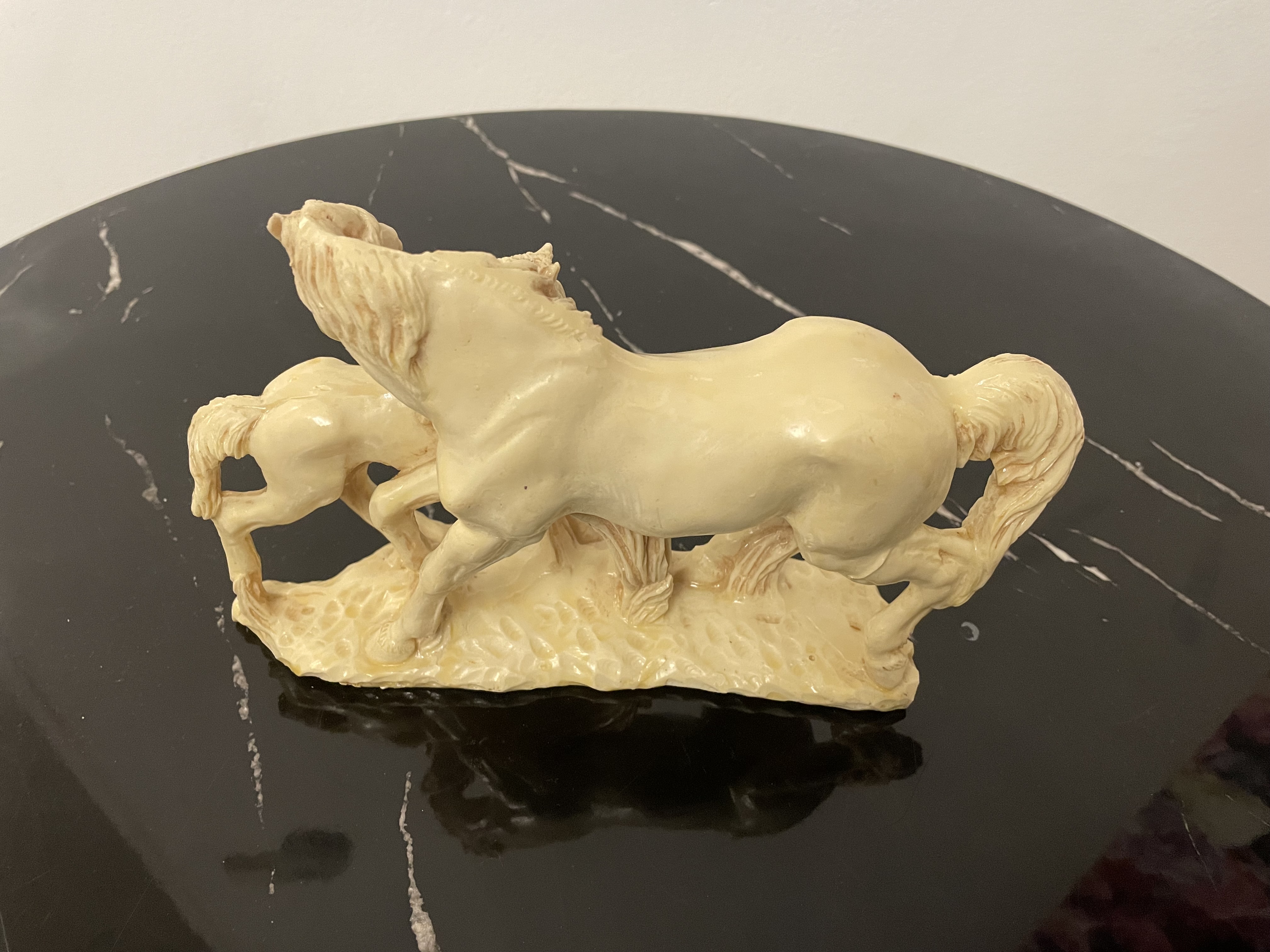 Beeldje Paard met veulen van hars – foto 3 – kavel bij GSD Auctions, Zoeterwoude