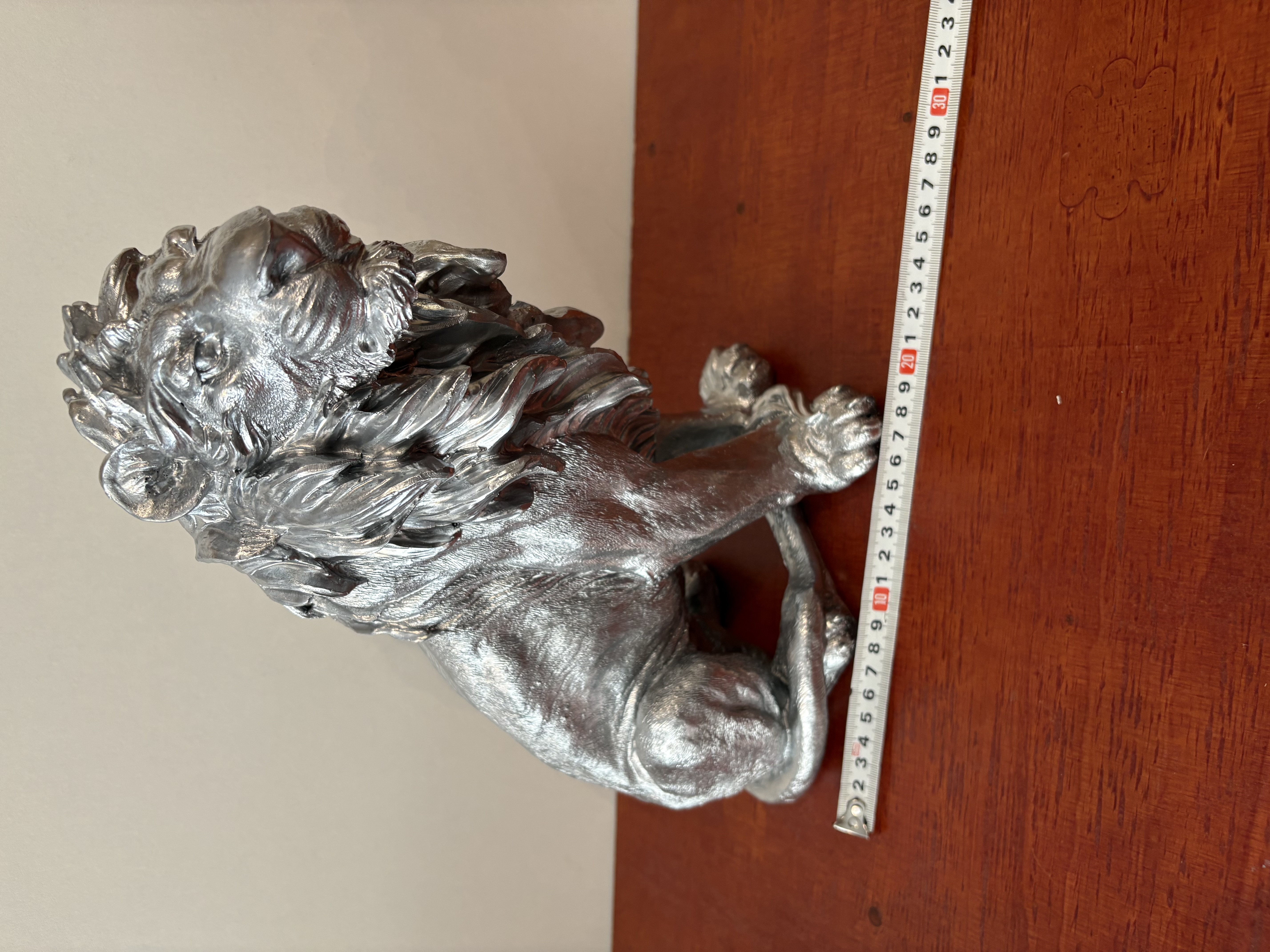 Zilverkleurige leeuw van polyresin – foto 2 – kavel bij GSD Auctions, Zoeterwoude