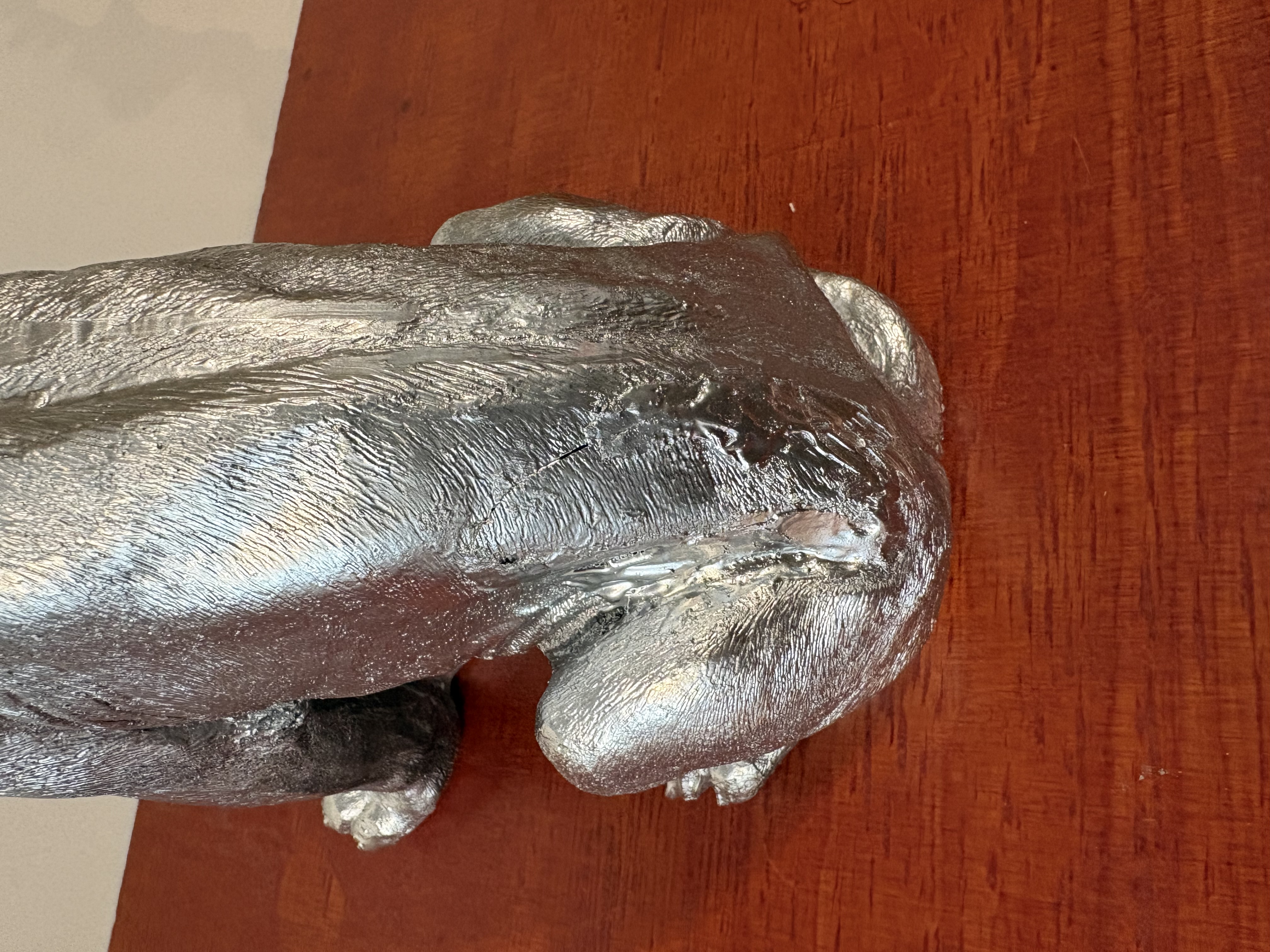 Zilverkleurige leeuw van polyresin – foto 6 – kavel bij GSD Auctions, Zoeterwoude