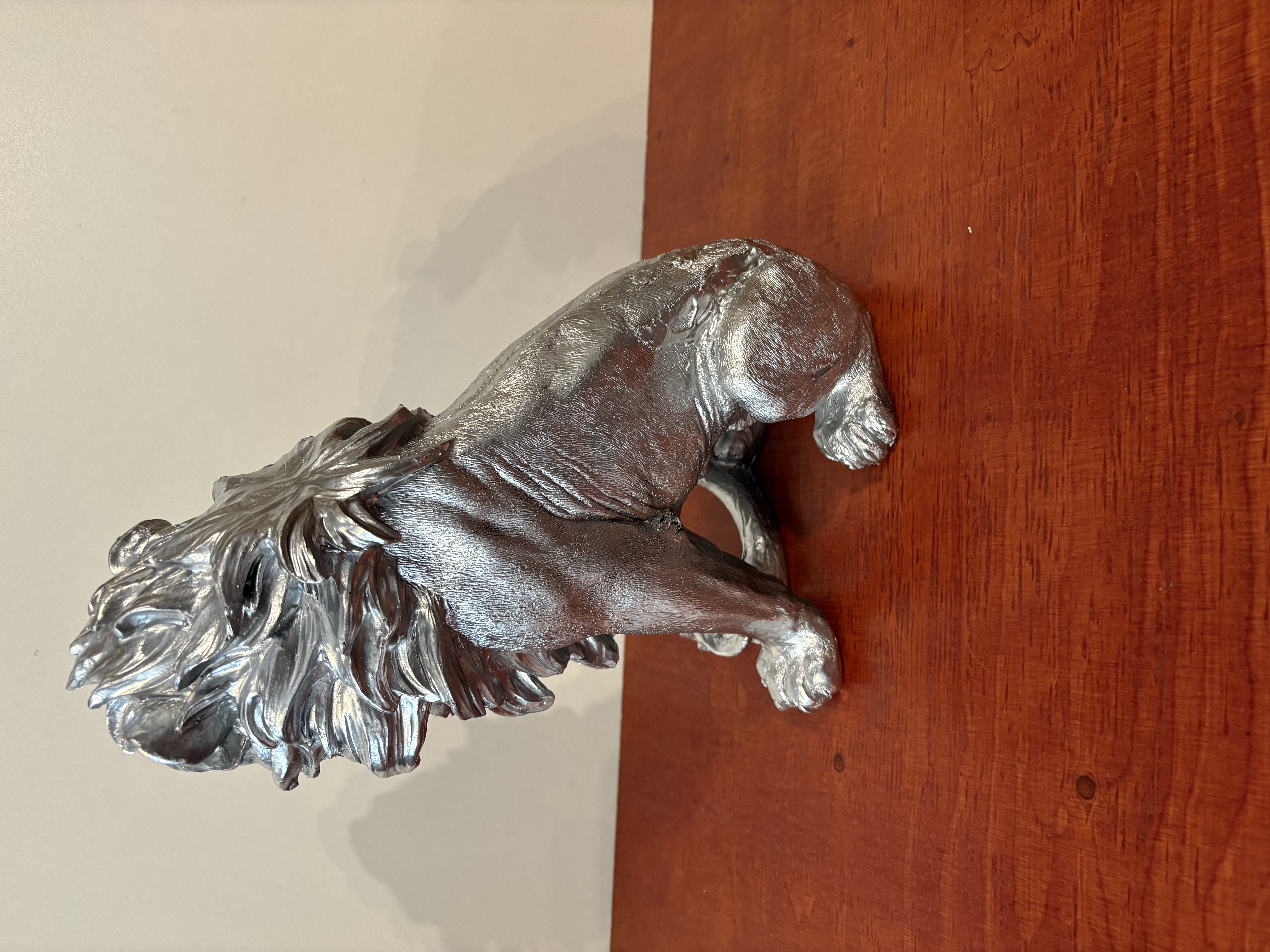 Zilverkleurige leeuw van polyresin – foto 7 – kavel bij GSD Auctions, Zoeterwoude