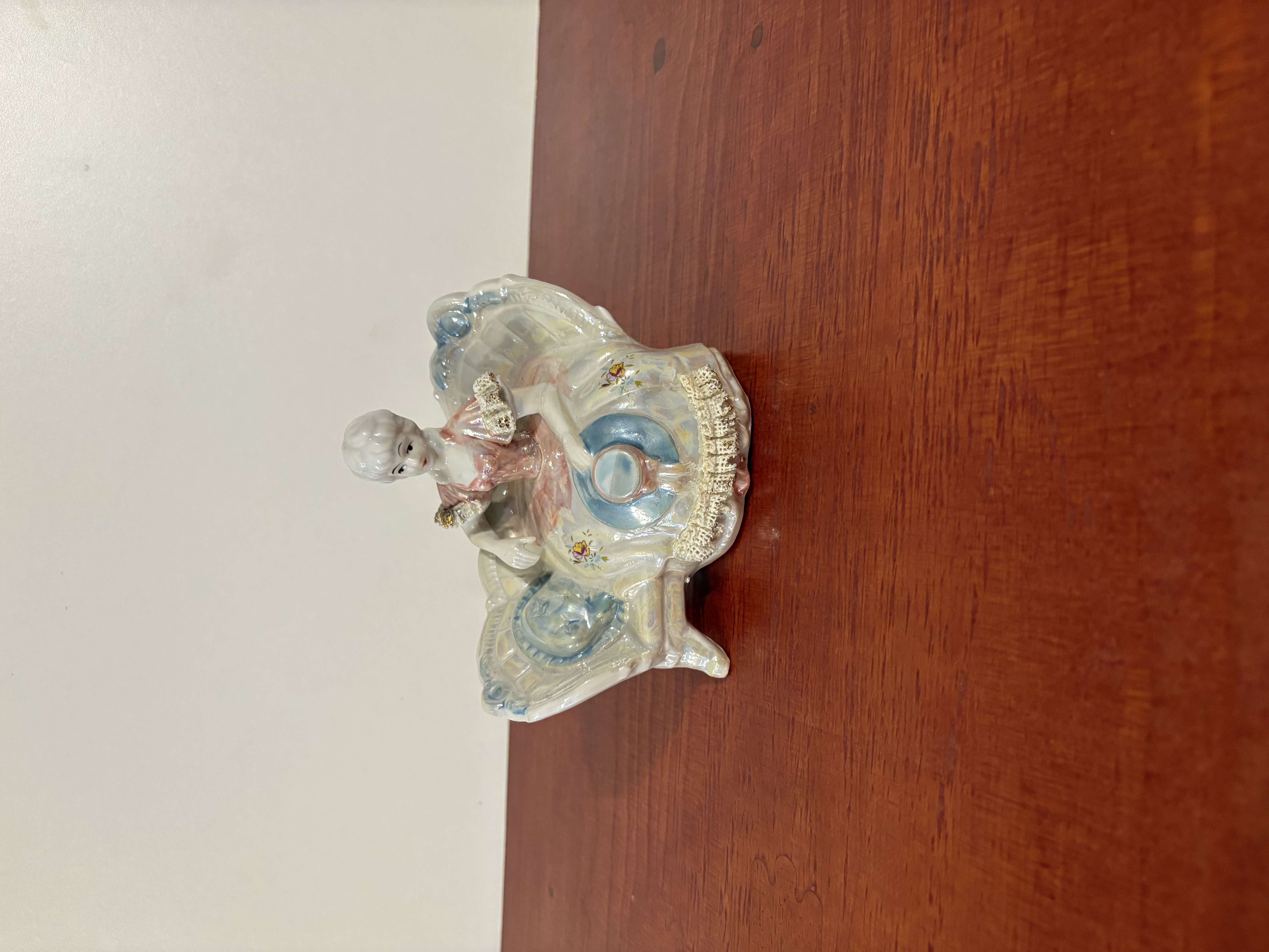 Keramieken Beeldjes 13 Victoriaans Lady op de bank – kavel bij GSD Auctions, Zoeterwoude
