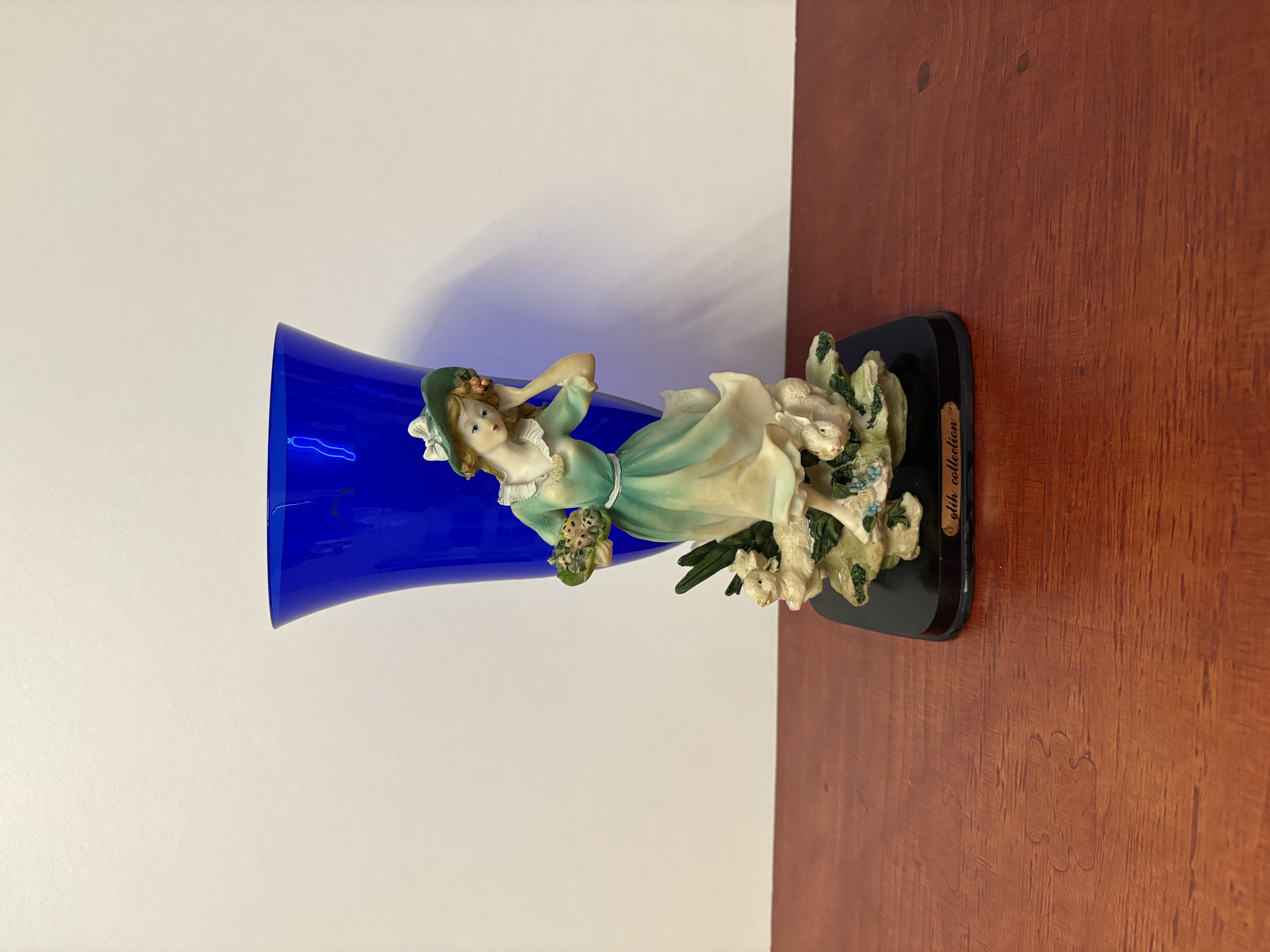 Blauwe vaas met porseleinen beeld Elio collectie – kavel bij GSD Auctions, Zoeterwoude