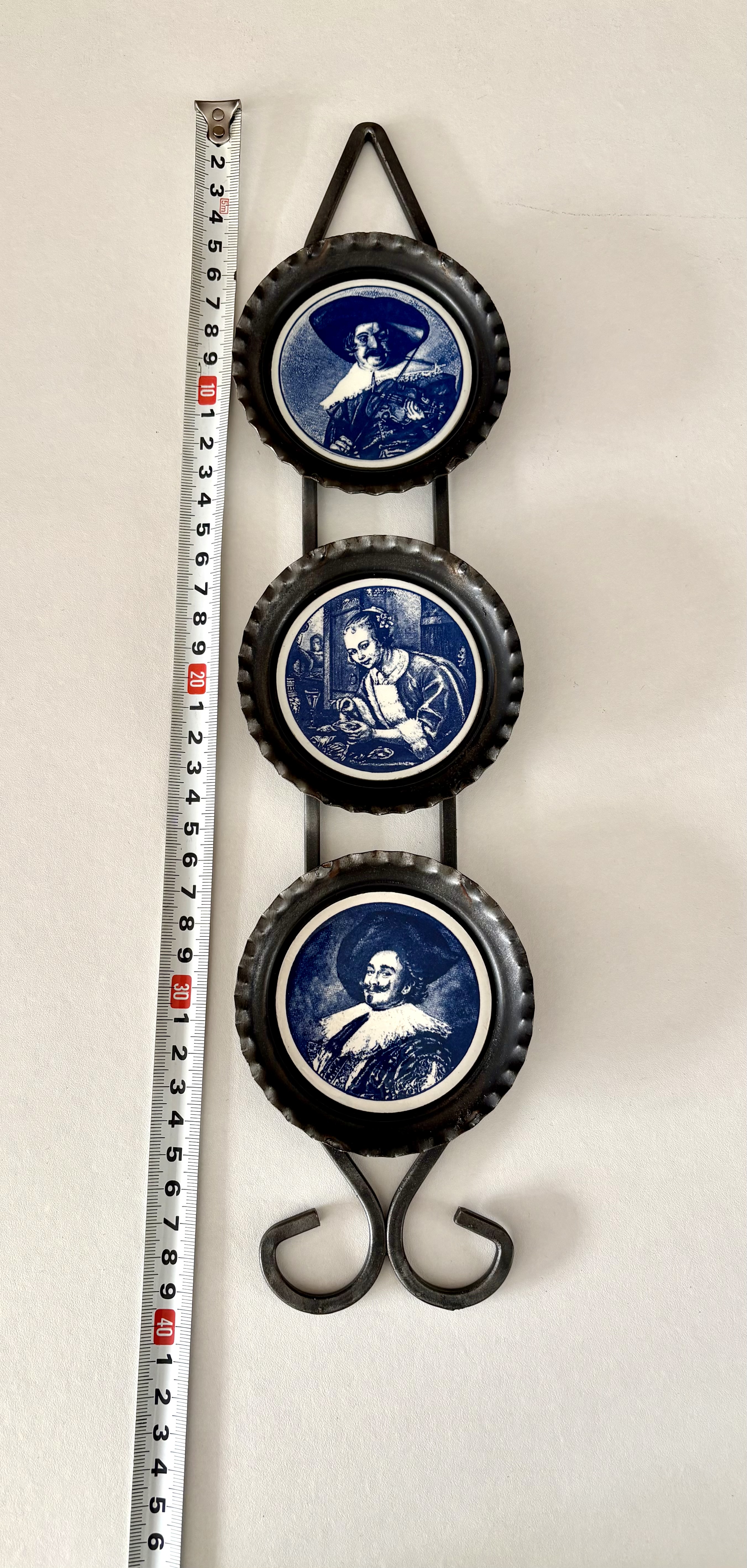 Wand hanger met 3 Delftsblauw tegeltjes – kavel bij GSD Auctions, Zoeterwoude