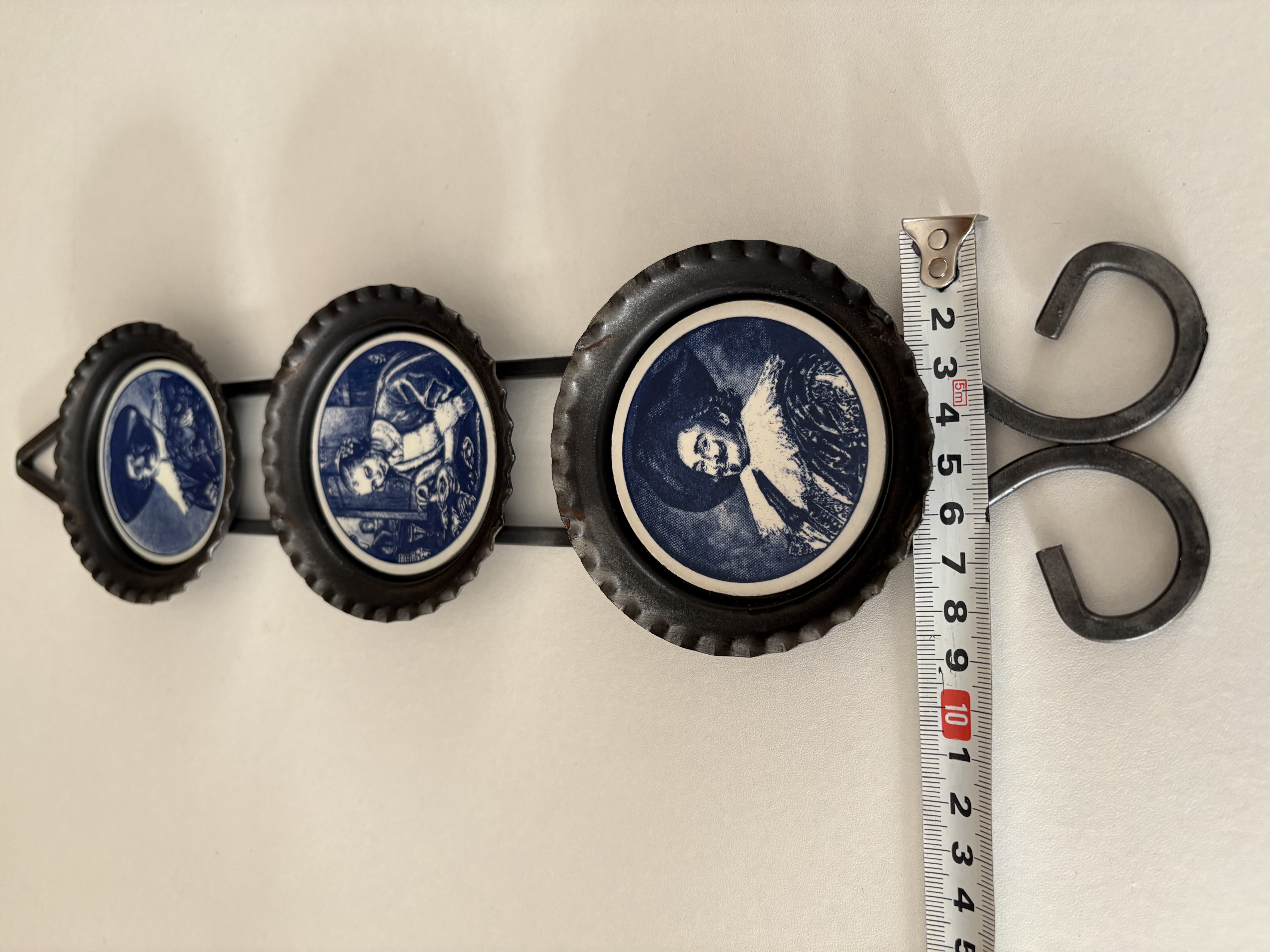 Wand hanger met 3 Delftsblauw tegeltjes – foto 2 – kavel bij GSD Auctions, Zoeterwoude