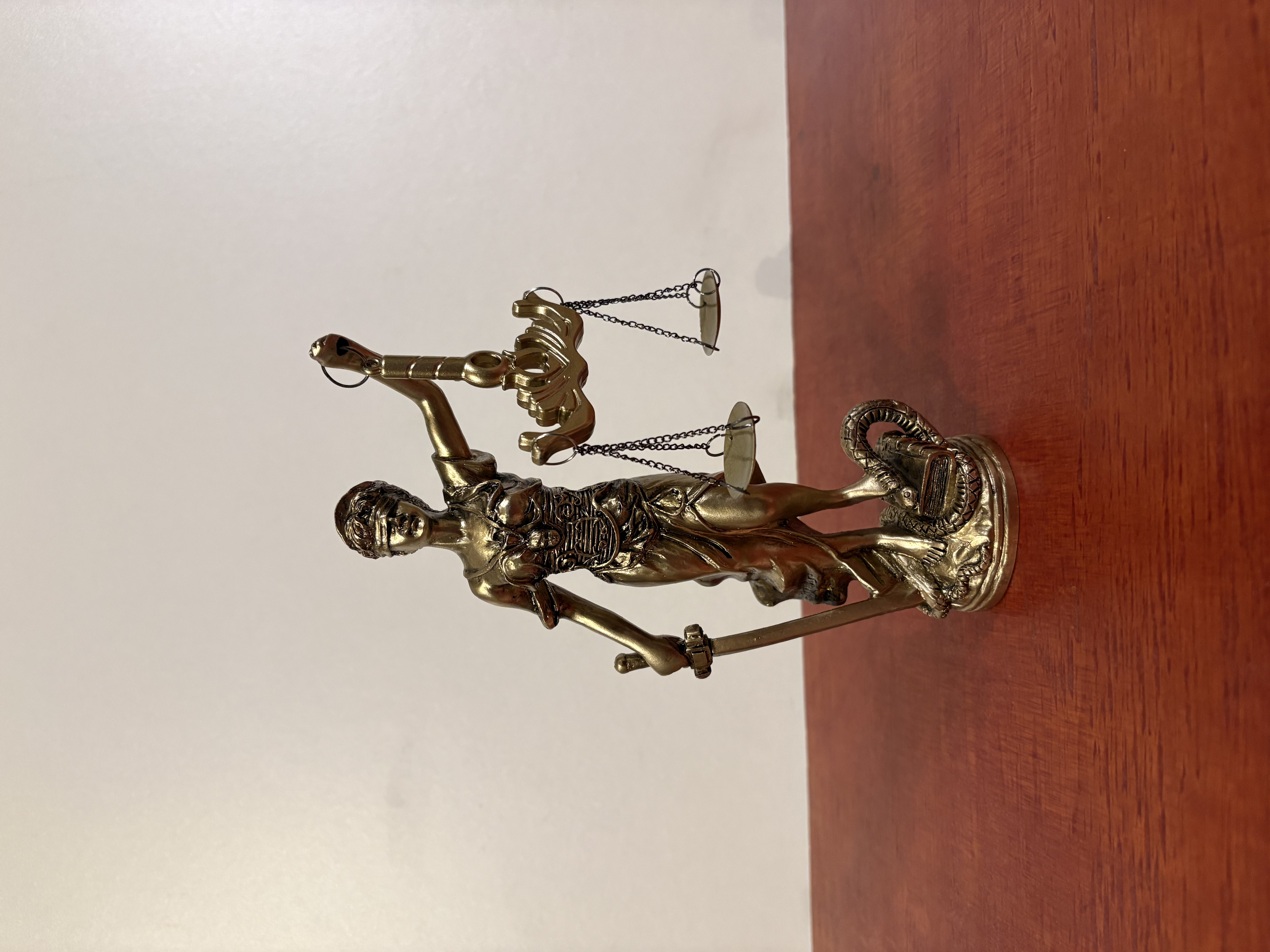 Decoratief beeld "de godin van rechtvaardigheid" – kavel bij GSD Auctions, Zoeterwoude