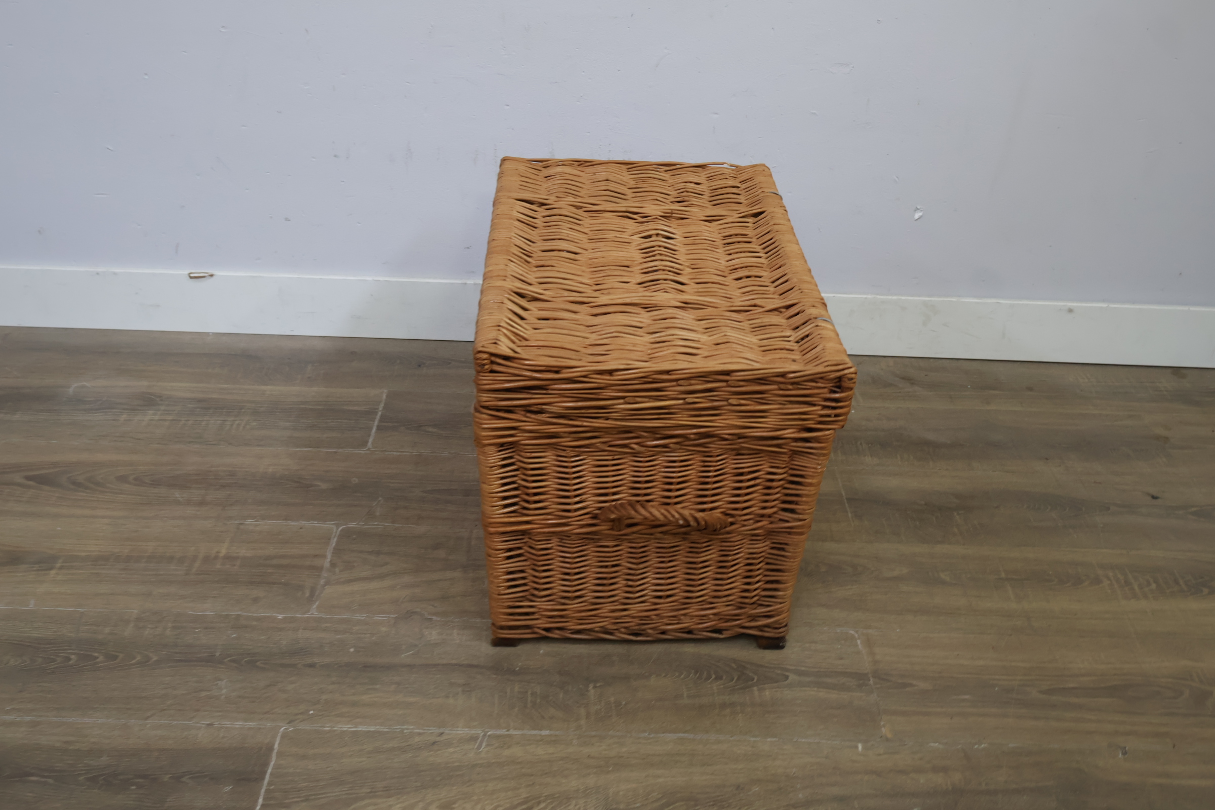 Rieten opbergmand met deksel' – foto 7 – kavel bij GSD Auctions, Zoeterwoude
