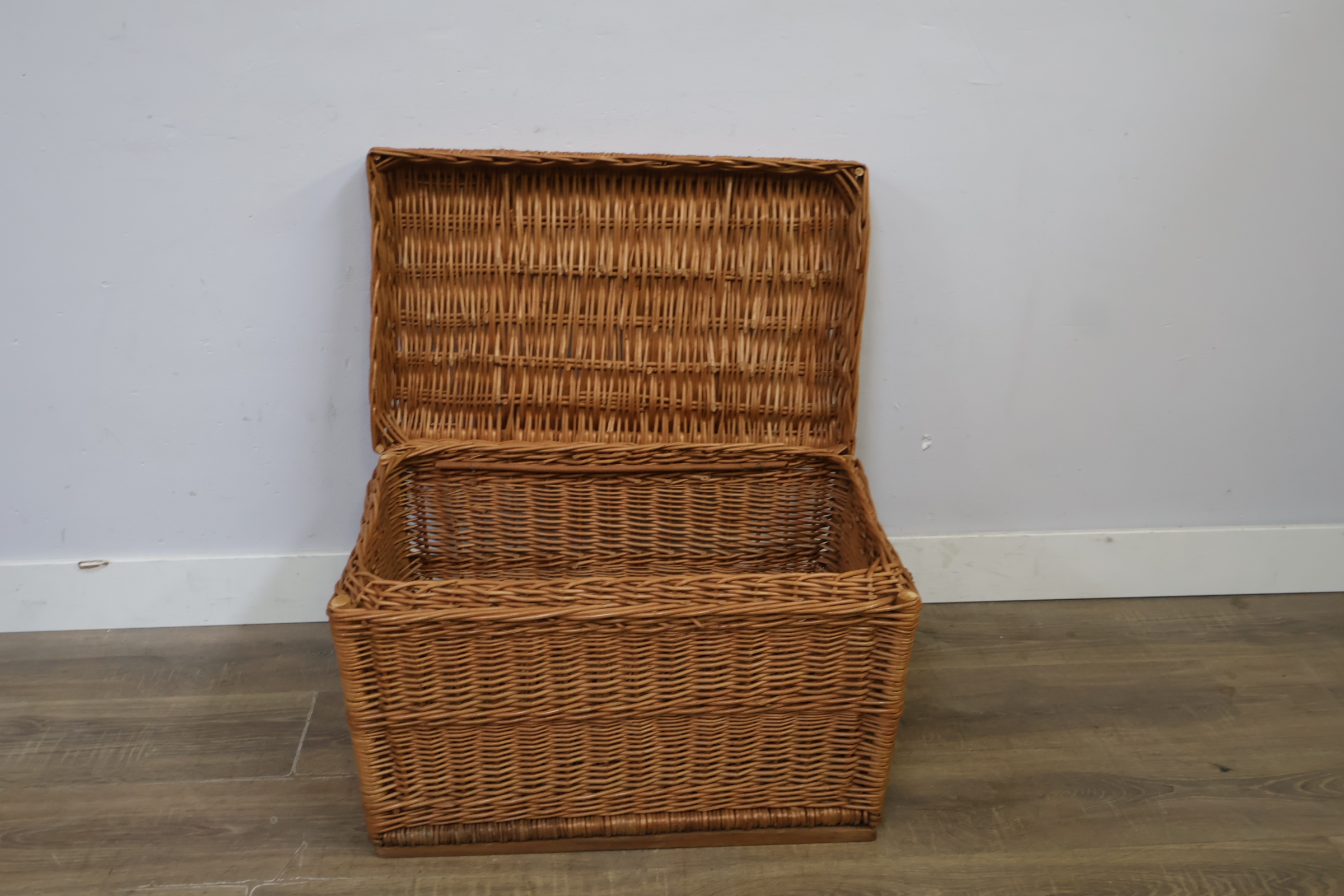 Rieten opbergmand met deksel' – foto 11 – kavel bij GSD Auctions, Zoeterwoude