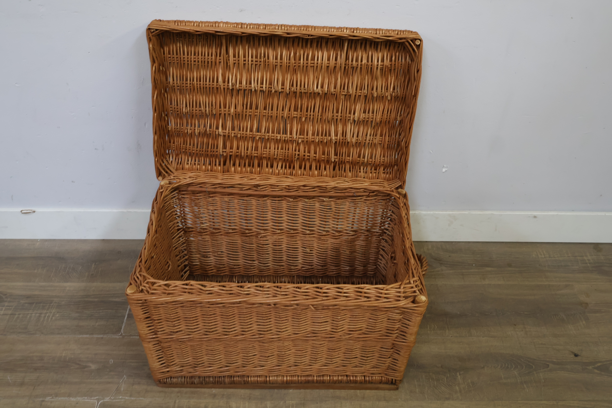 Rieten opbergmand met deksel' – foto 12 – kavel bij GSD Auctions, Zoeterwoude