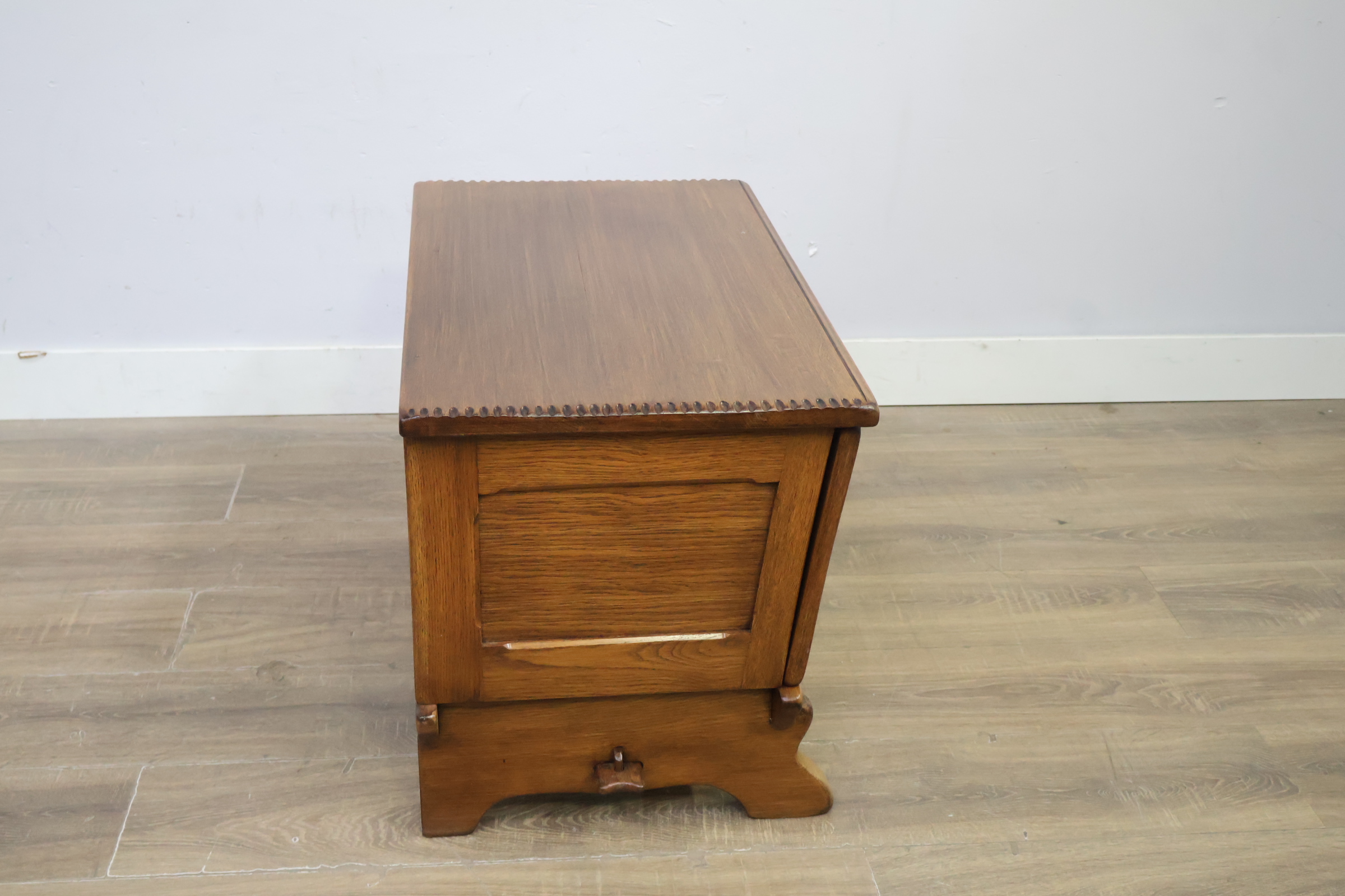 Houten kist met Houtsnijwerk' – foto 3 – kavel bij GSD Auctions, Zoeterwoude