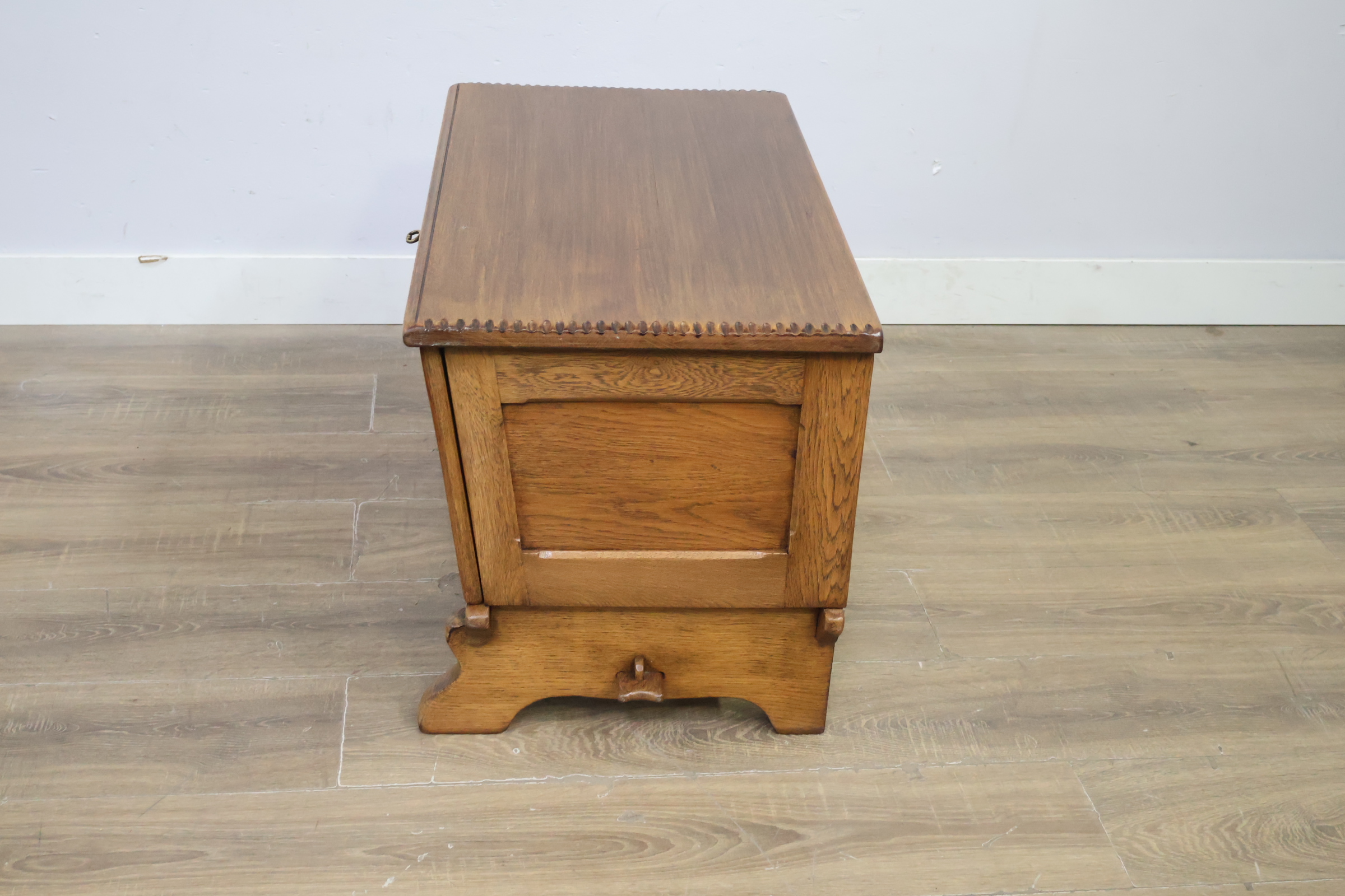Houten kist met Houtsnijwerk' – foto 8 – kavel bij GSD Auctions, Zoeterwoude