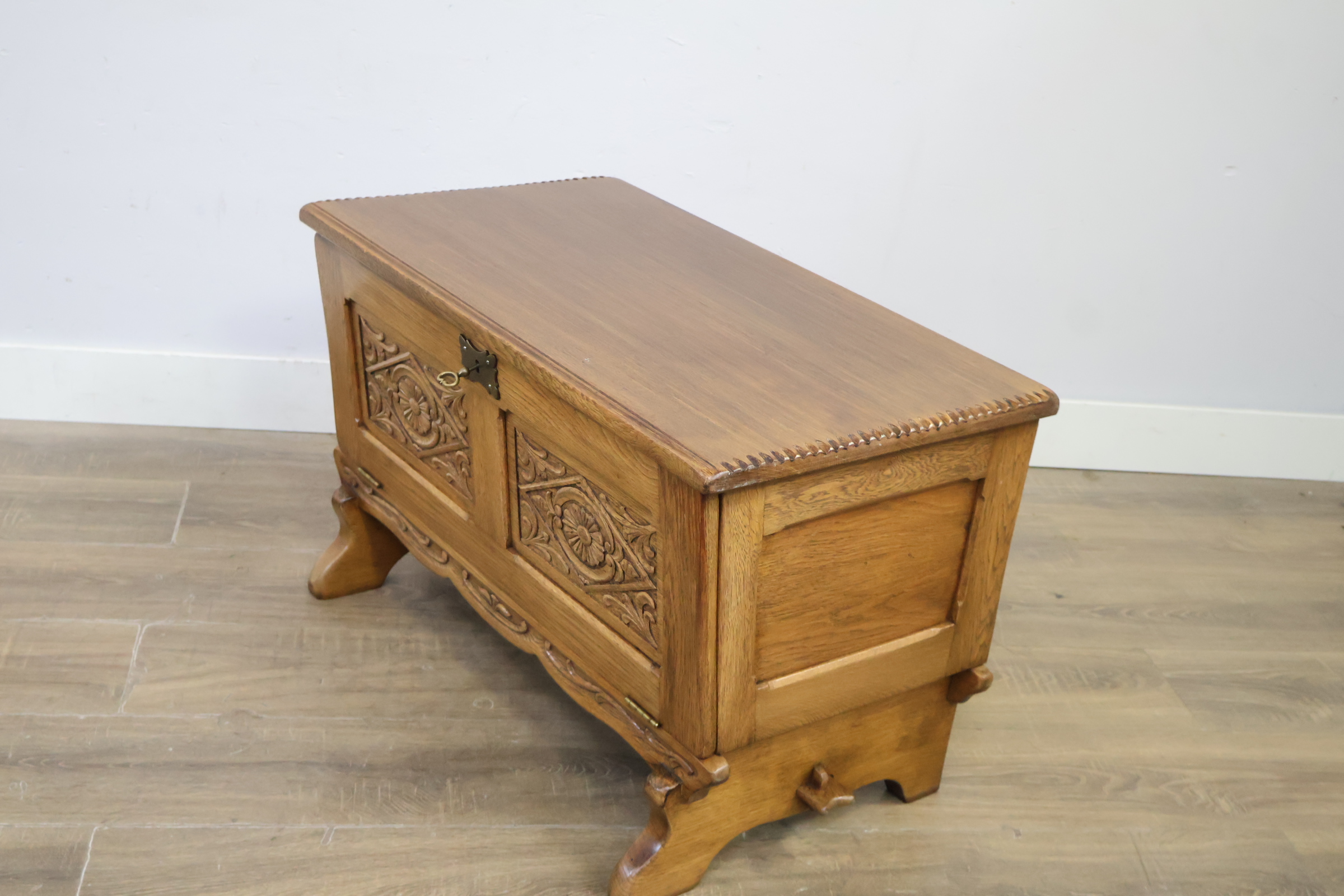 Houten kist met Houtsnijwerk' – foto 9 – kavel bij GSD Auctions, Zoeterwoude