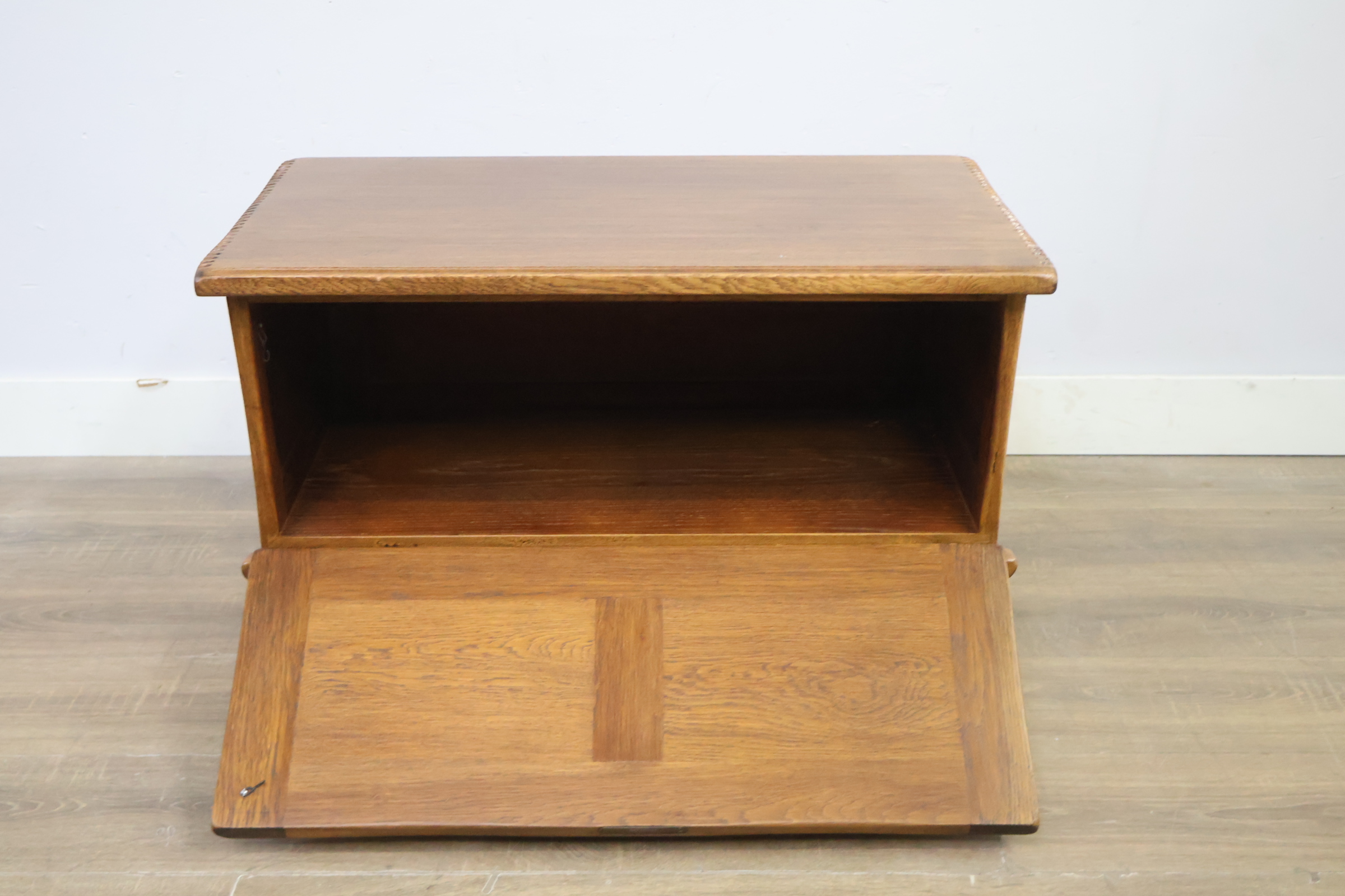 Houten kist met Houtsnijwerk' – foto 11 – kavel bij GSD Auctions, Zoeterwoude