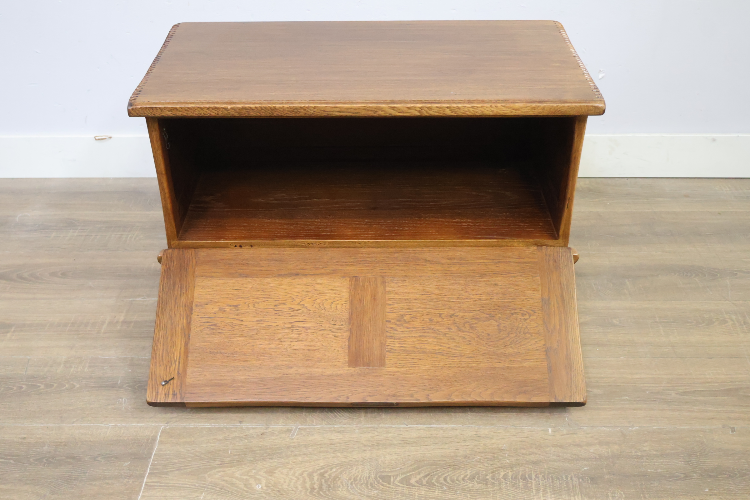 Houten kist met Houtsnijwerk' – foto 12 – kavel bij GSD Auctions, Zoeterwoude