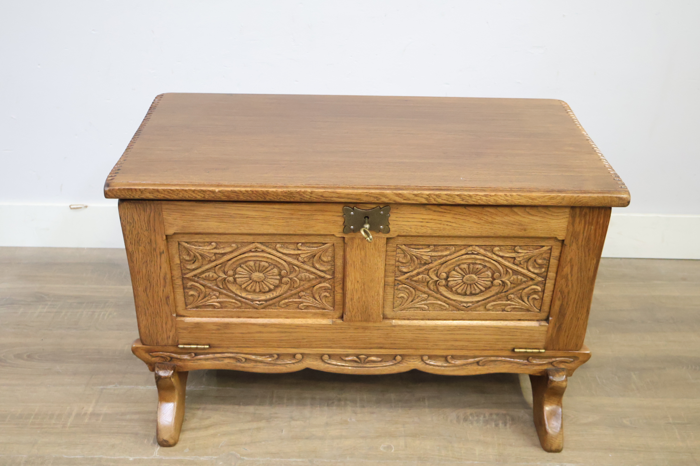 Houten kist met Houtsnijwerk' – foto 13 – kavel bij GSD Auctions, Zoeterwoude
