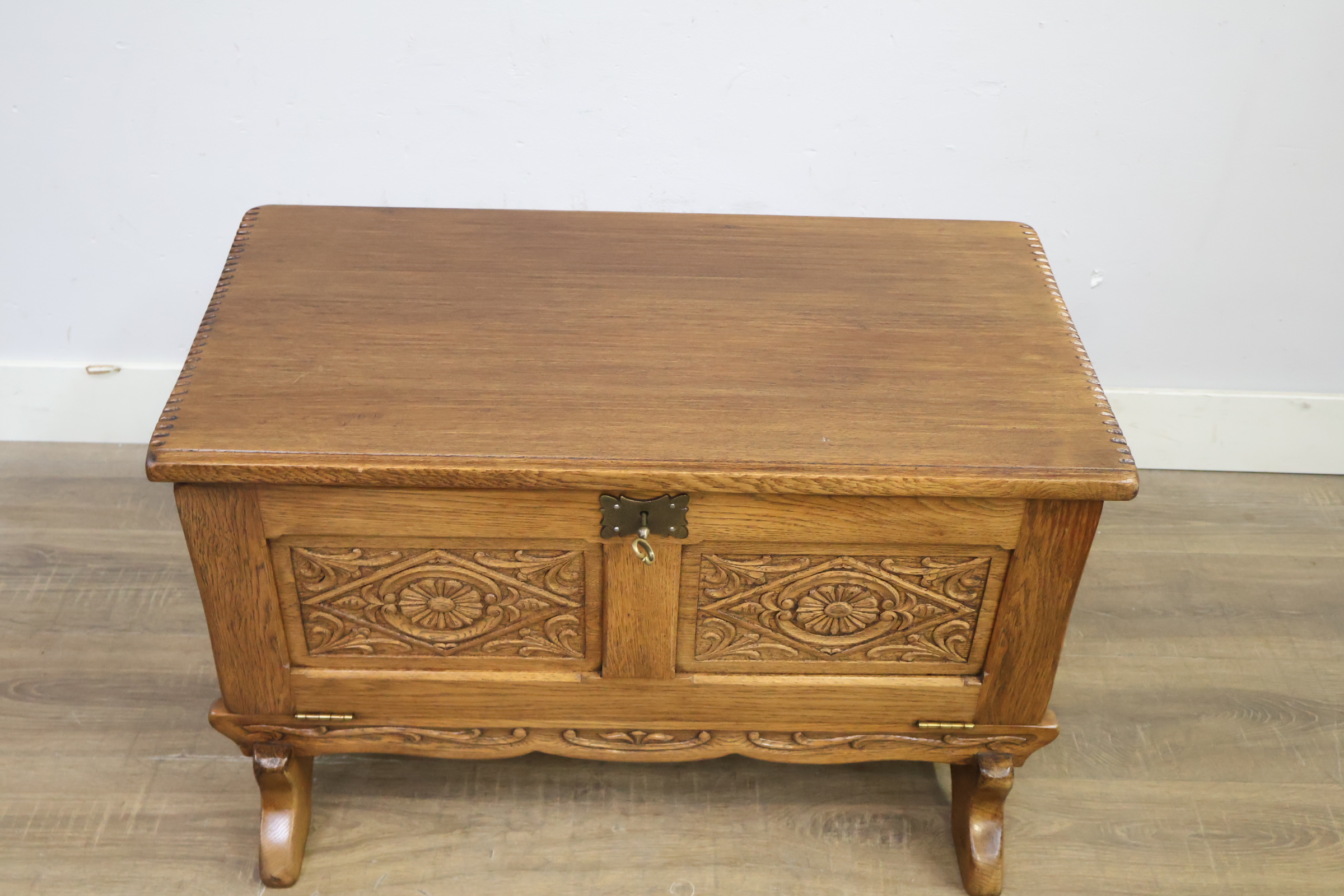 Houten kist met Houtsnijwerk' – foto 14 – kavel bij GSD Auctions, Zoeterwoude