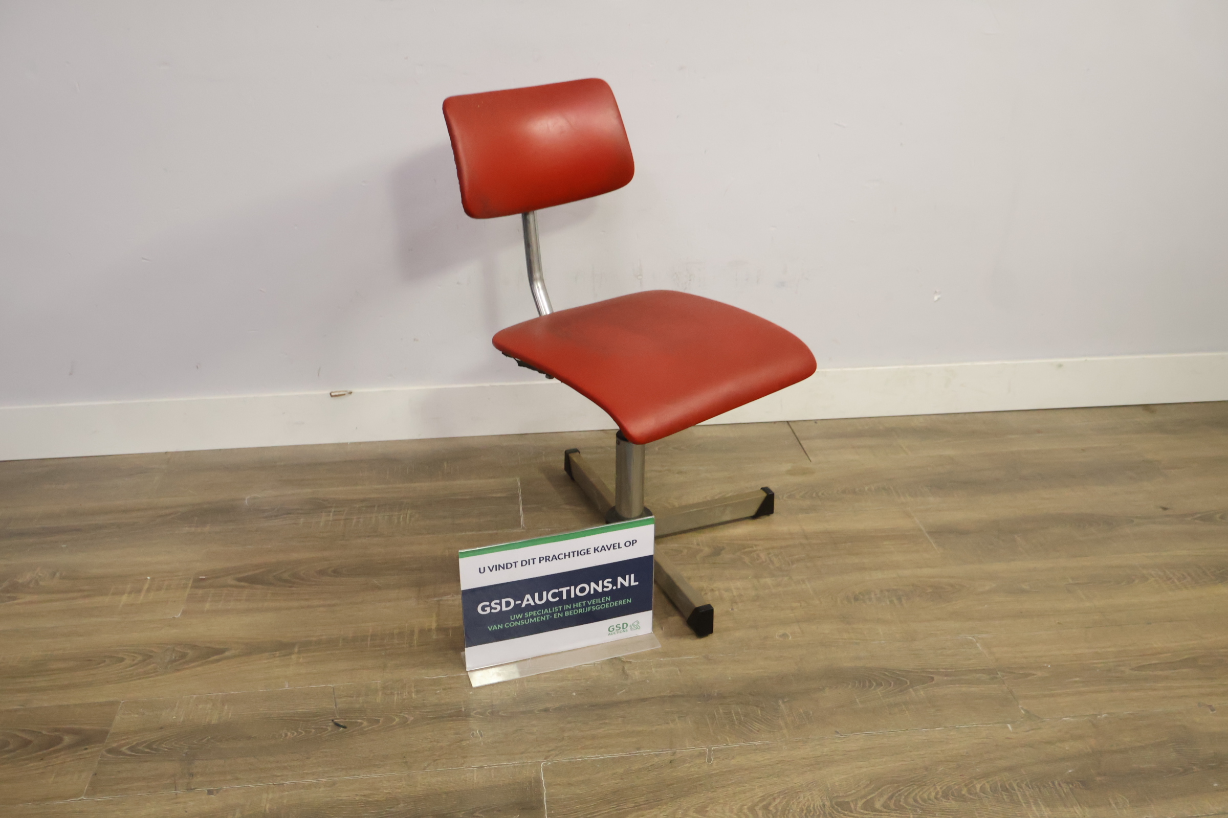 Rode industrieel bureaustoel met metalen frame' – foto 2 – kavel bij GSD Auctions, Zoeterwoude
