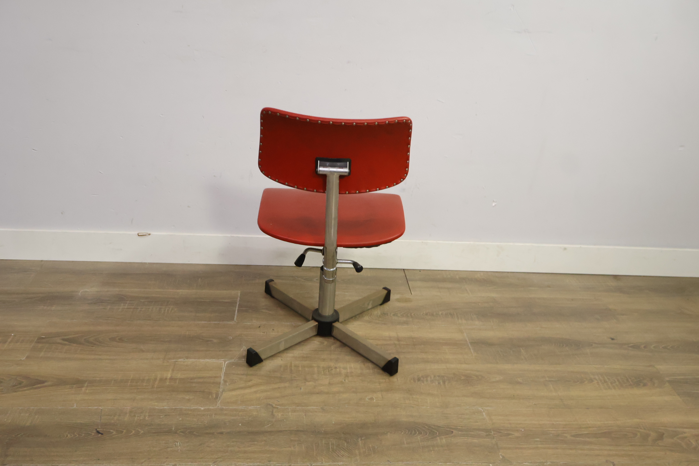 Rode industrieel bureaustoel met metalen frame' – foto 6 – kavel bij GSD Auctions, Zoeterwoude