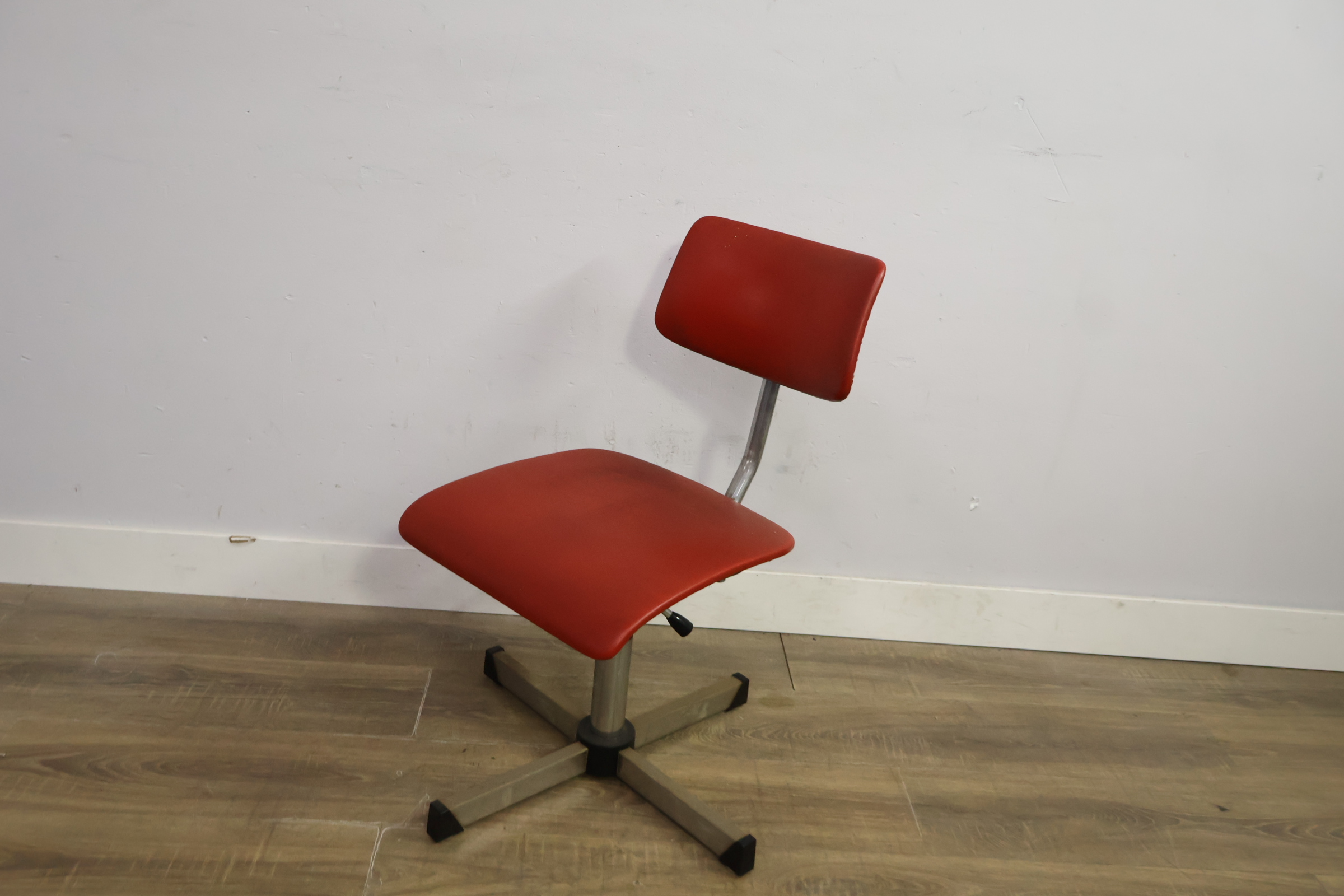Rode industrieel bureaustoel met metalen frame' – foto 9 – kavel bij GSD Auctions, Zoeterwoude