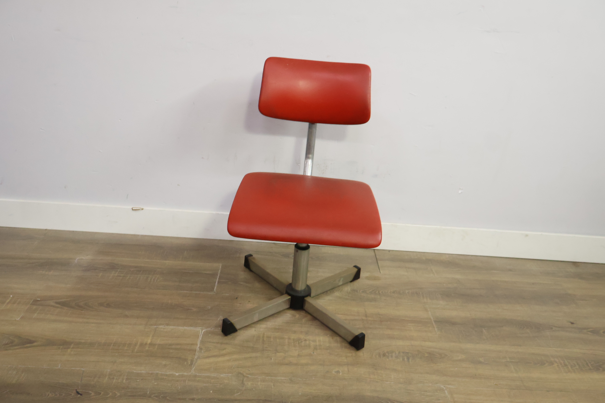Rode industrieel bureaustoel met metalen frame' – foto 11 – kavel bij GSD Auctions, Zoeterwoude