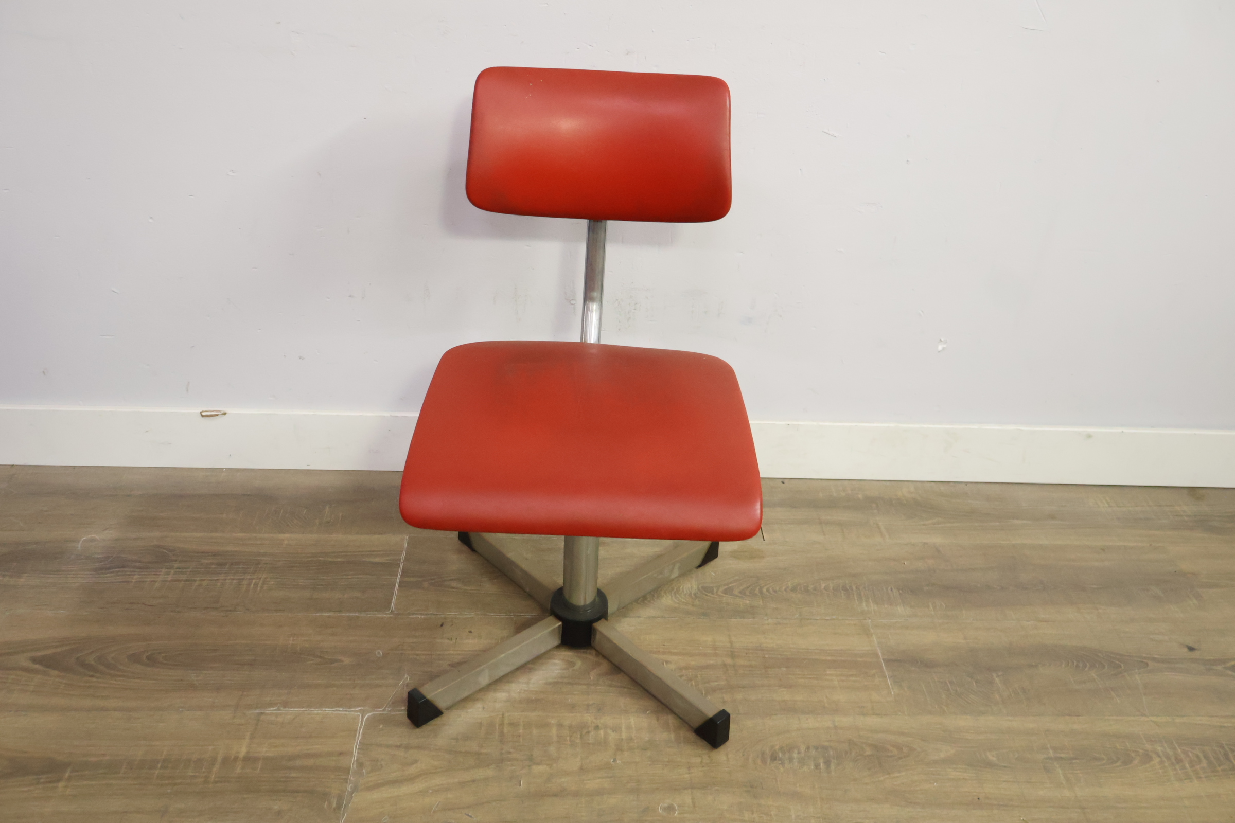 Rode industrieel bureaustoel met metalen frame' – foto 12 – kavel bij GSD Auctions, Zoeterwoude
