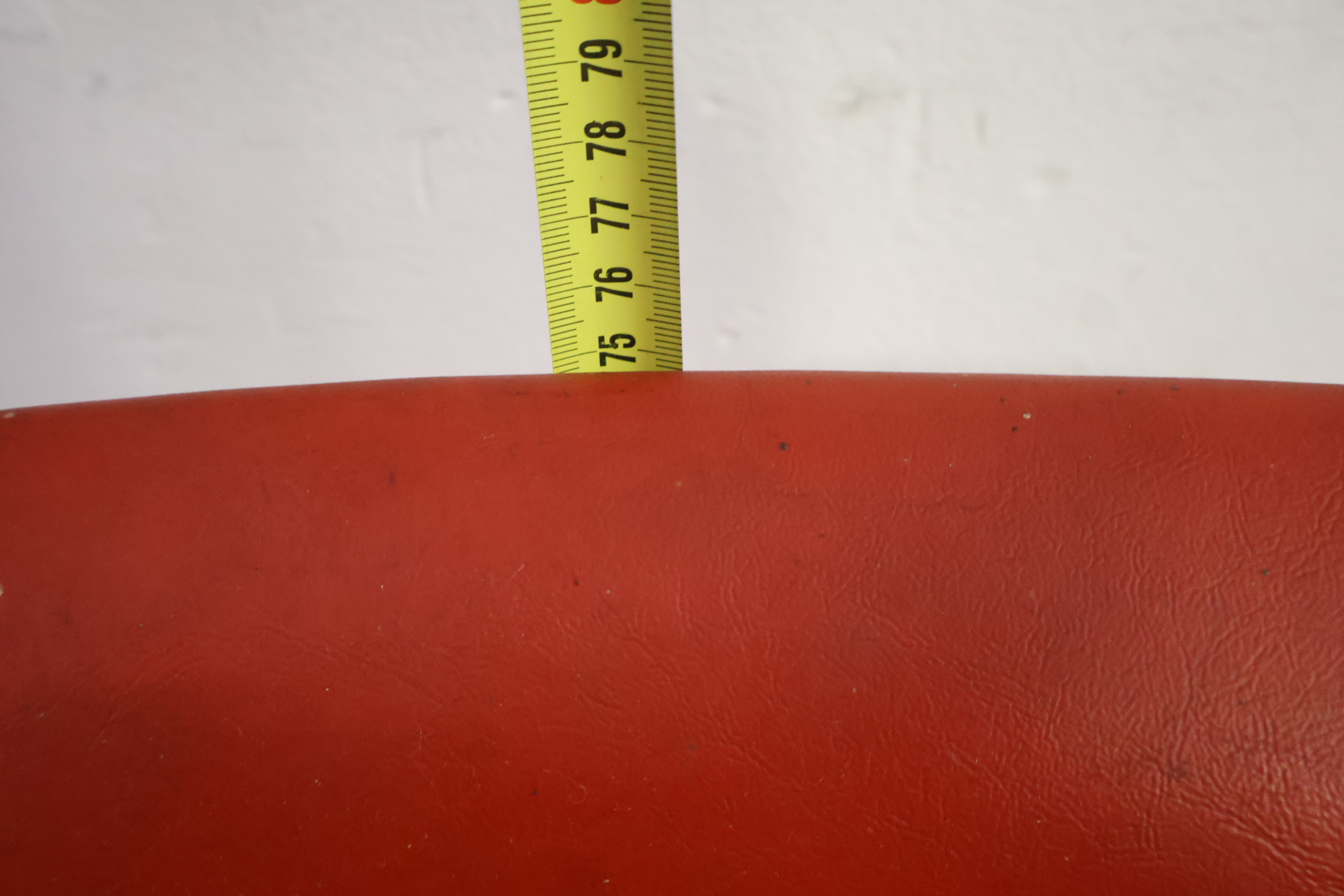 Rode industrieel bureaustoel met metalen frame' – foto 17 – kavel bij GSD Auctions, Zoeterwoude