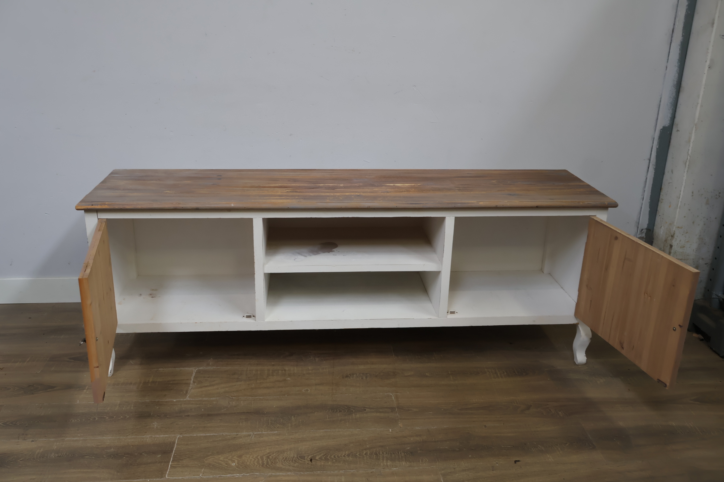 Wit en houten tv meubel met legplanken' – foto 11 – kavel bij GSD Auctions, Zoeterwoude