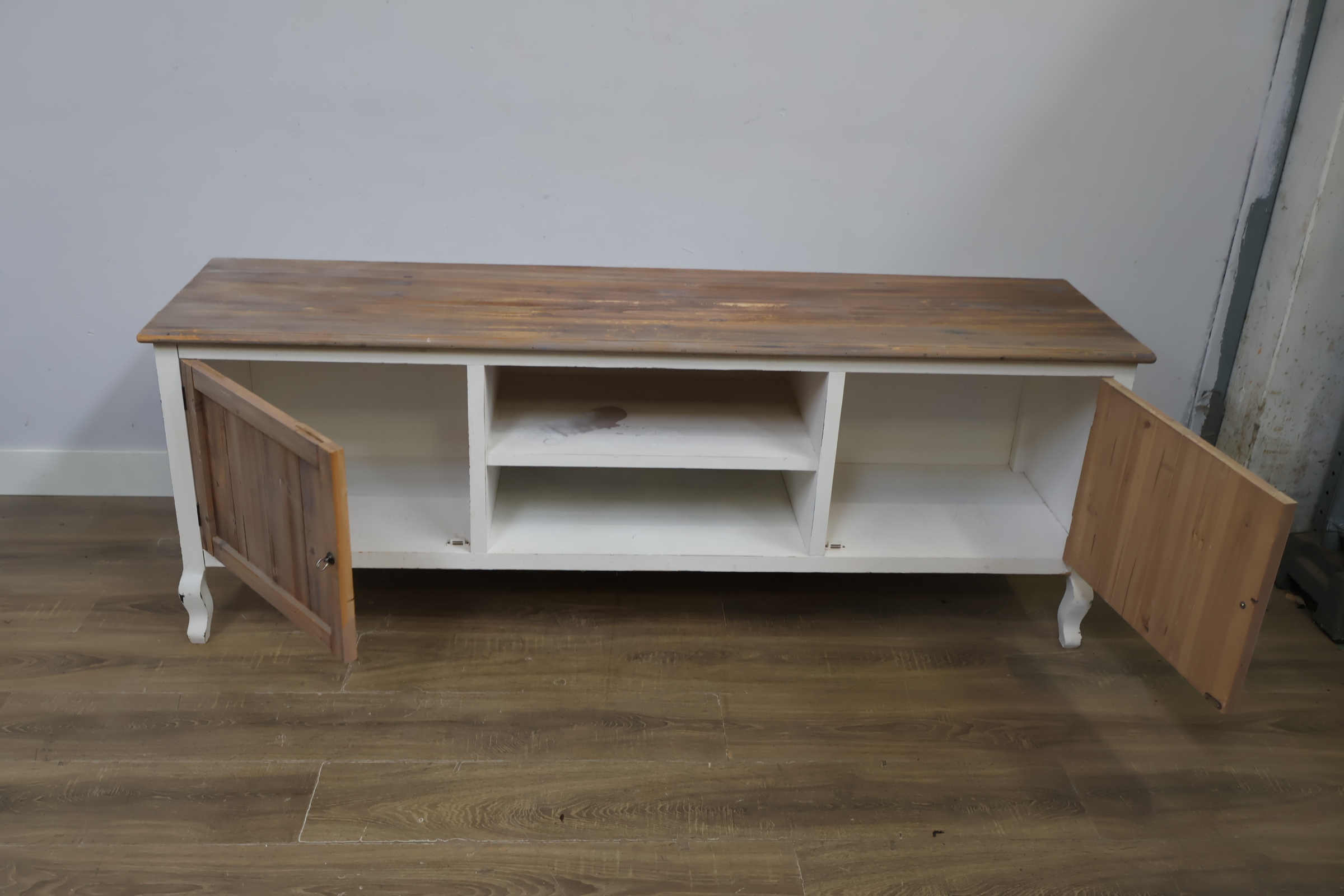 Wit en houten tv meubel met legplanken' – foto 12 – kavel bij GSD Auctions, Zoeterwoude