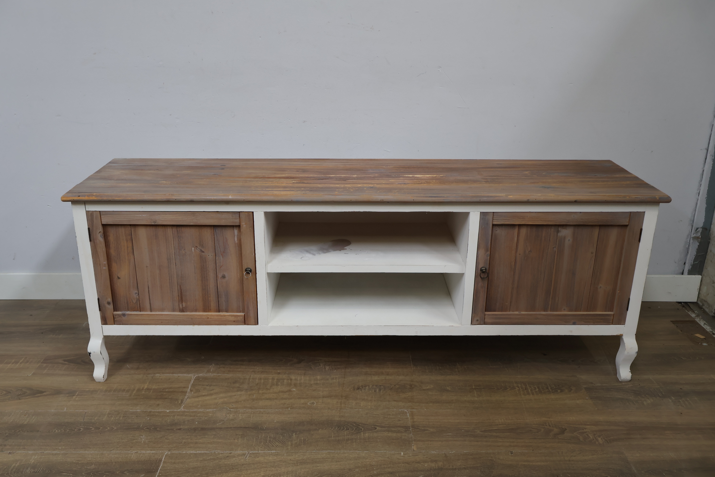 Wit en houten tv meubel met legplanken' – foto 13 – kavel bij GSD Auctions, Zoeterwoude