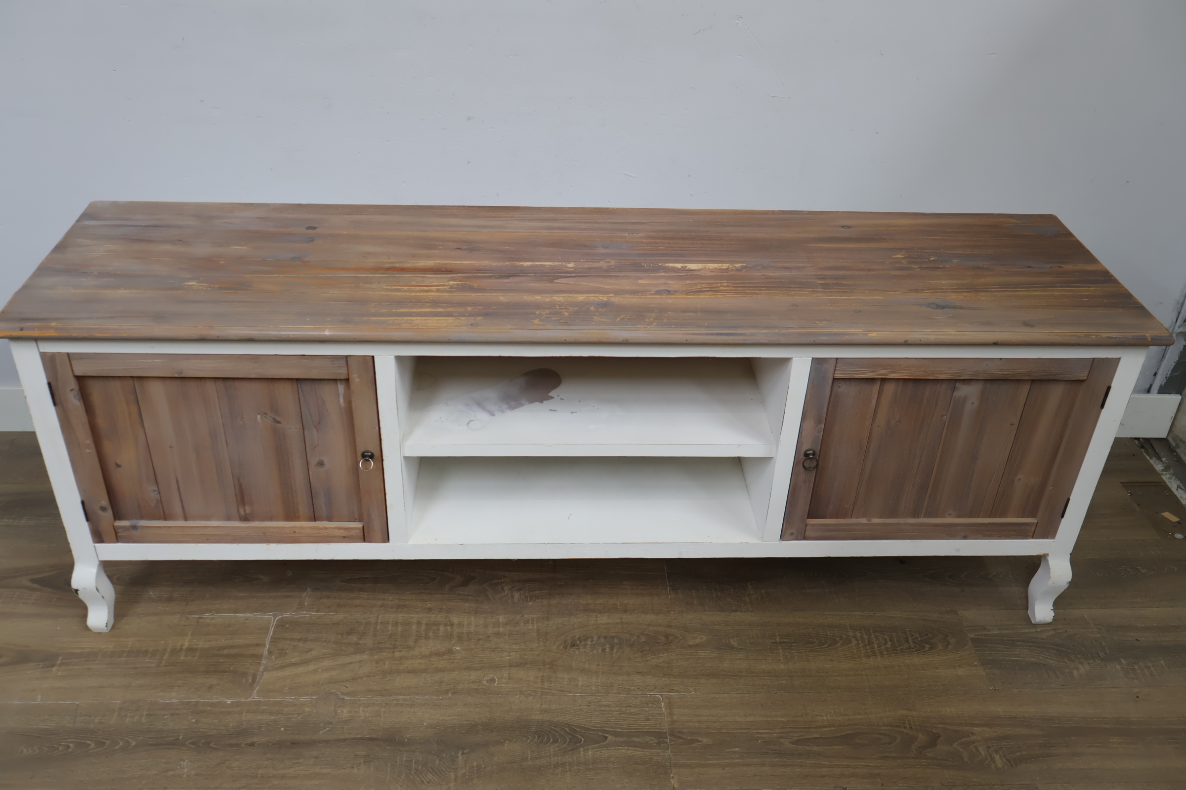 Wit en houten tv meubel met legplanken' – foto 14 – kavel bij GSD Auctions, Zoeterwoude