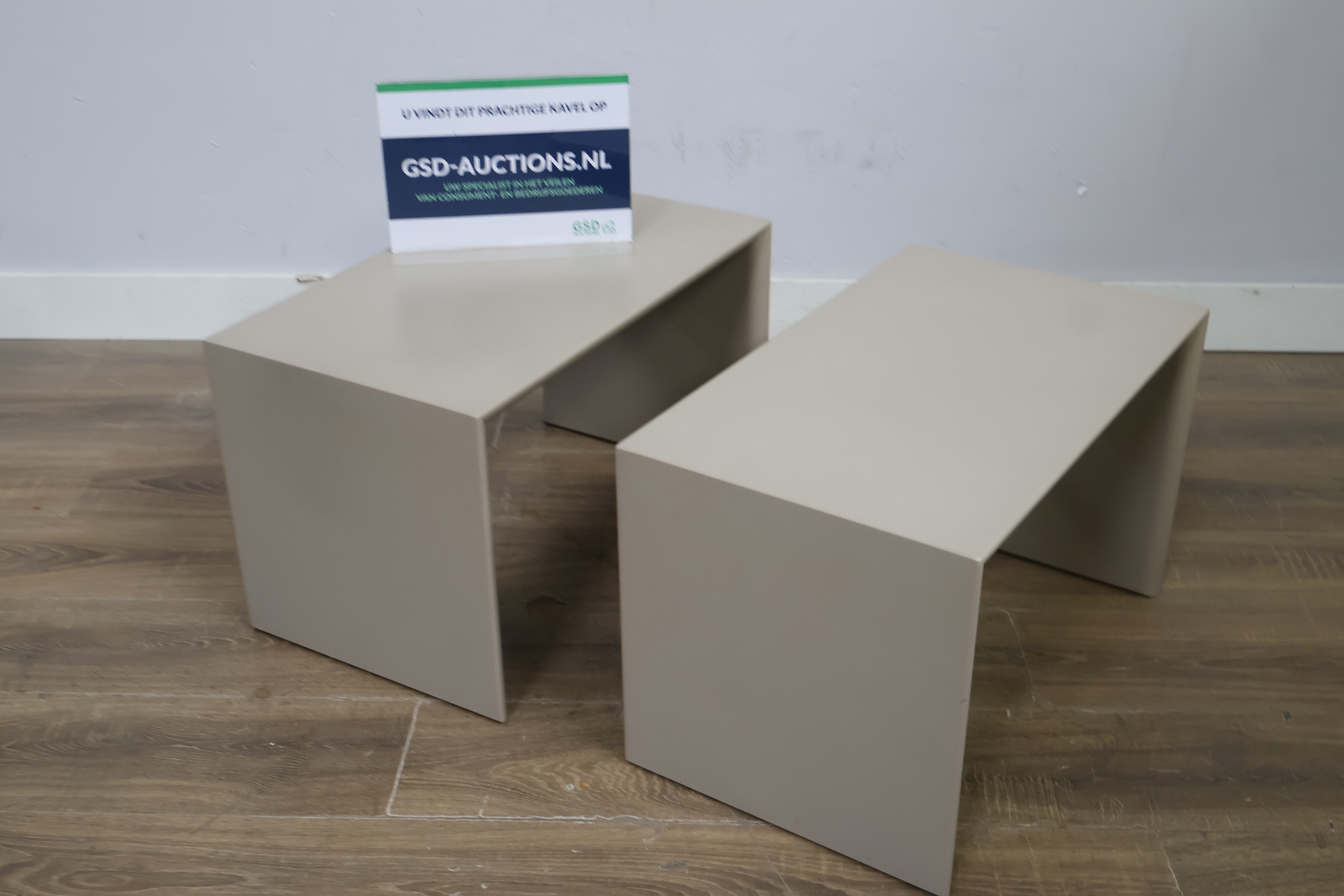 Set van twee bijzettafels' – foto 2 – kavel bij GSD Auctions, Zoeterwoude