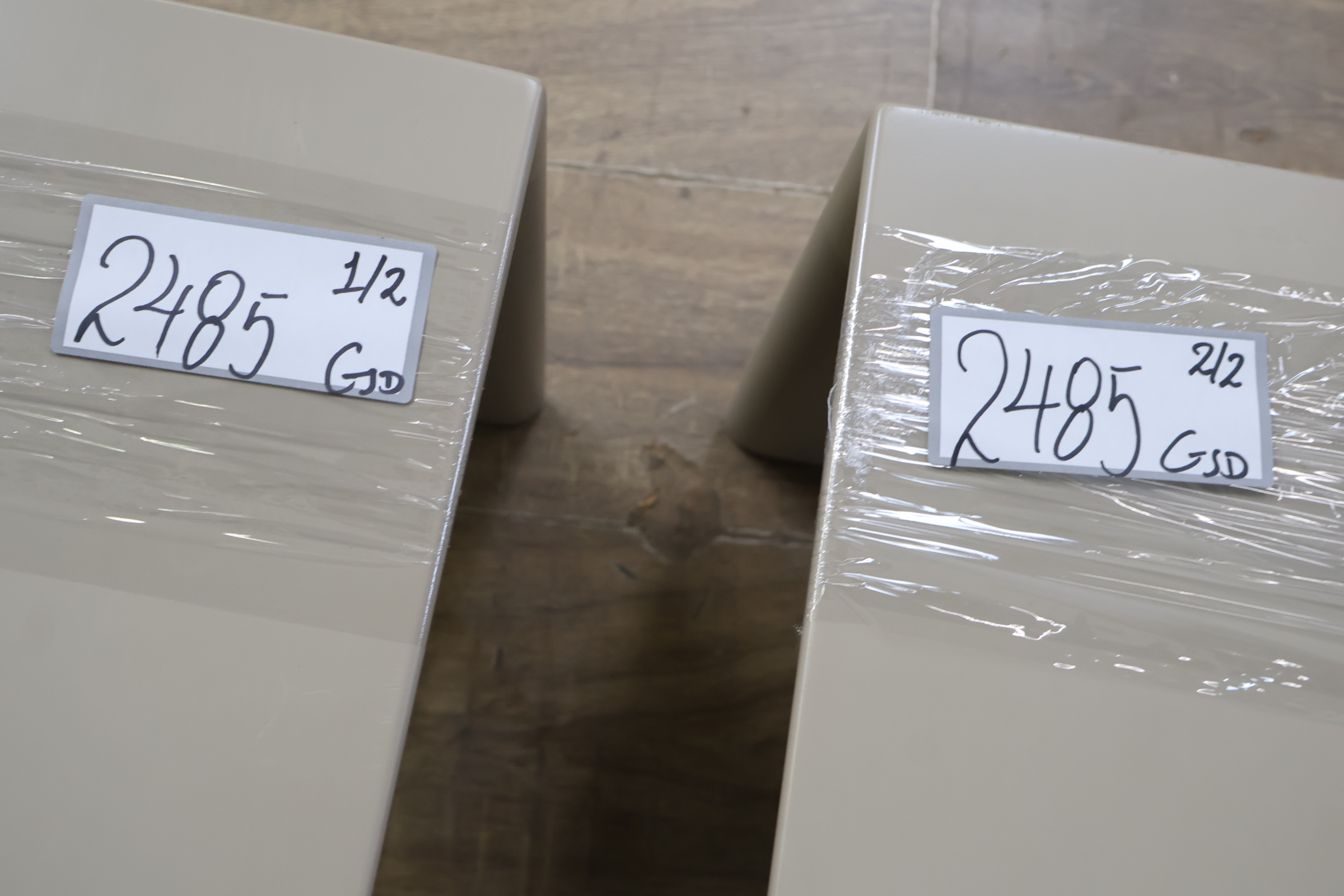 Set van twee bijzettafels' – foto 16 – kavel bij GSD Auctions, Zoeterwoude