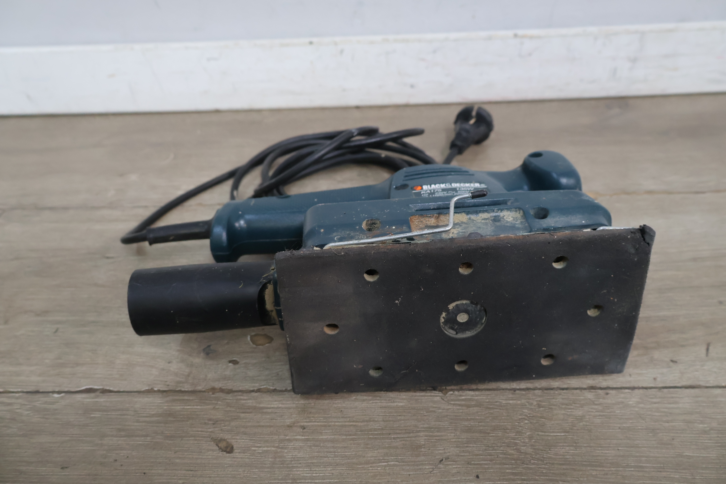 Black & Decker KA175 vlakschuurmachine' – foto 12 – kavel bij GSD Auctions, Zoeterwoude