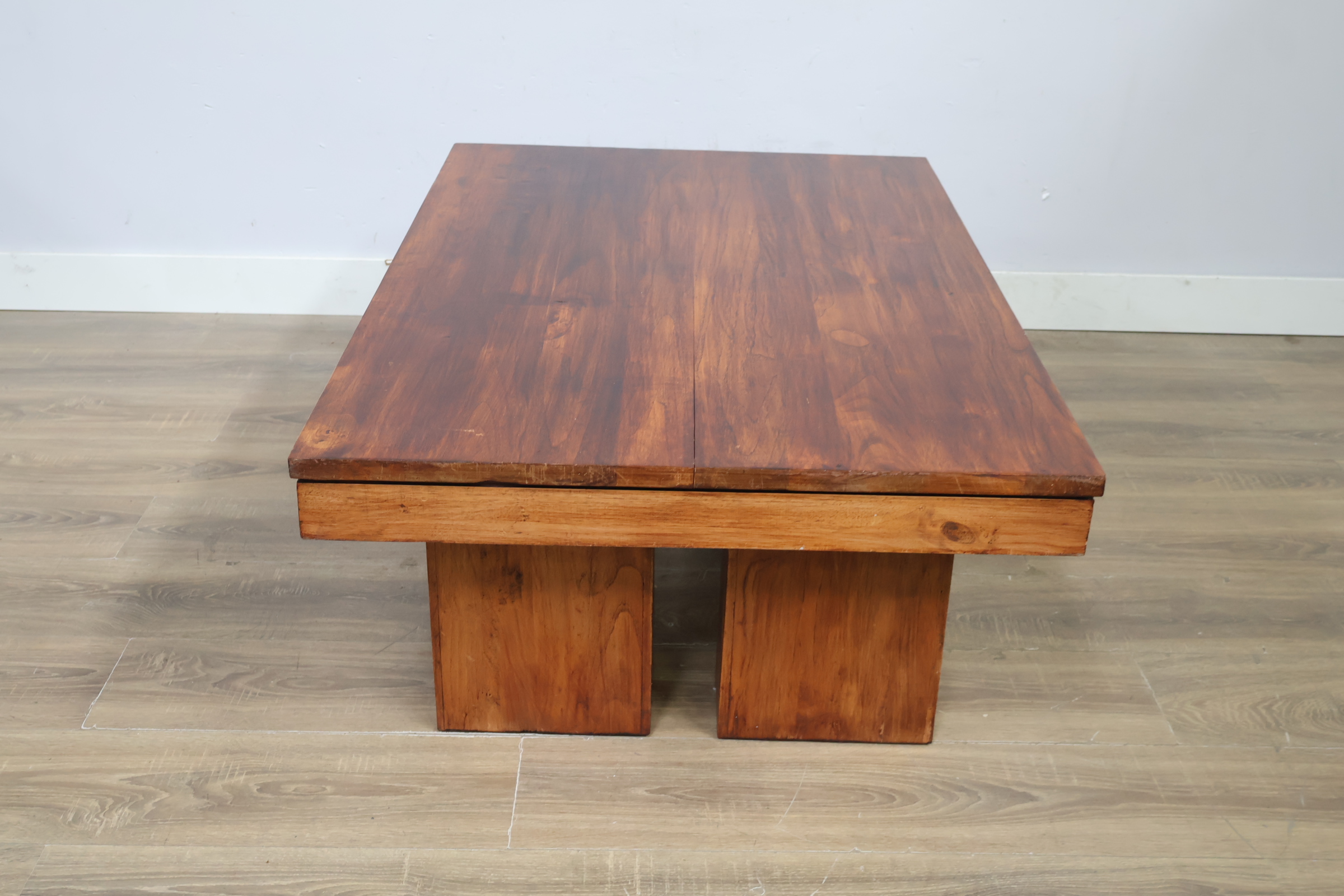 Houten salontafel met blokpoten' – foto 3 – kavel bij GSD Auctions, Zoeterwoude