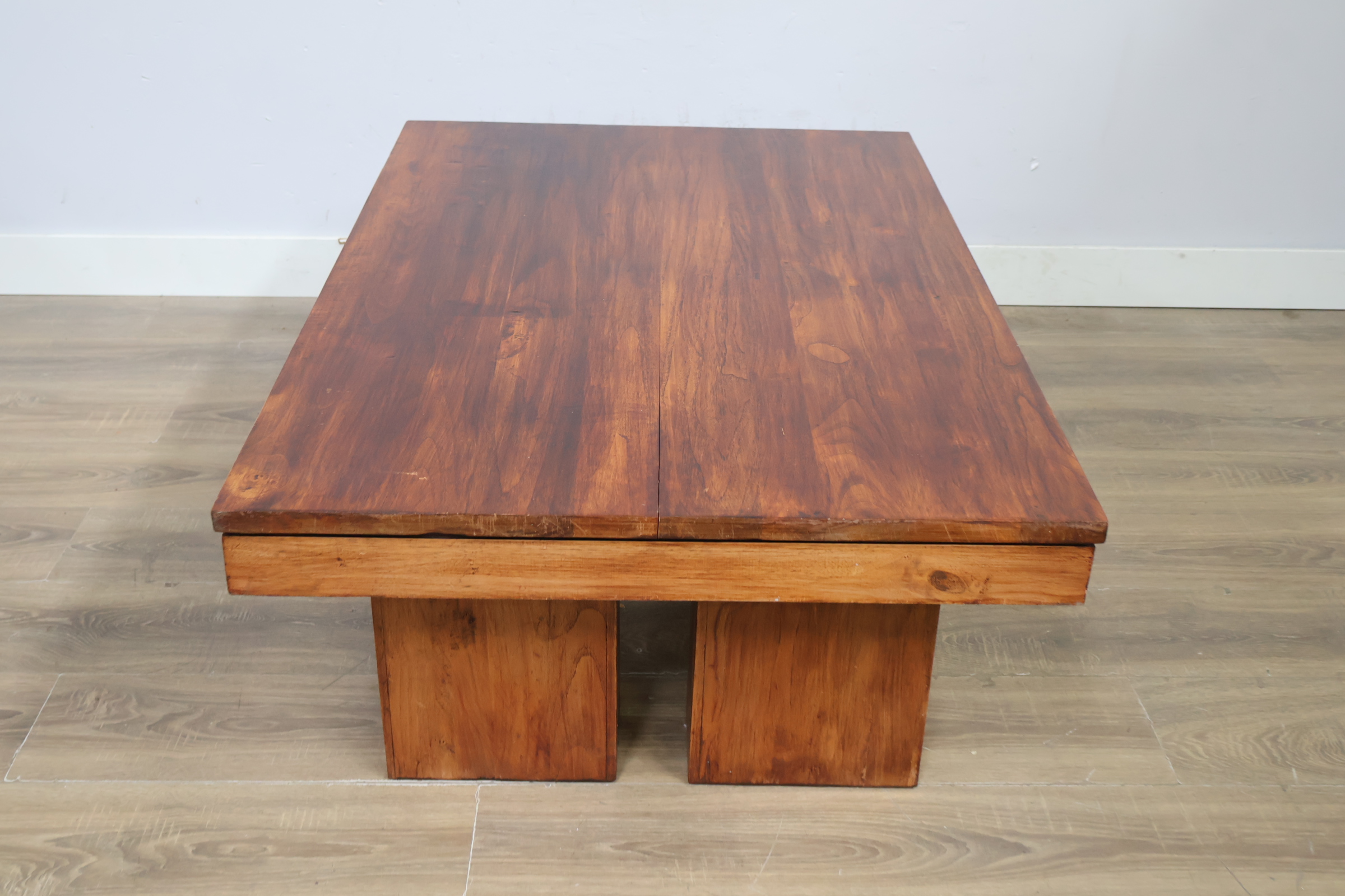 Houten salontafel met blokpoten' – foto 4 – kavel bij GSD Auctions, Zoeterwoude