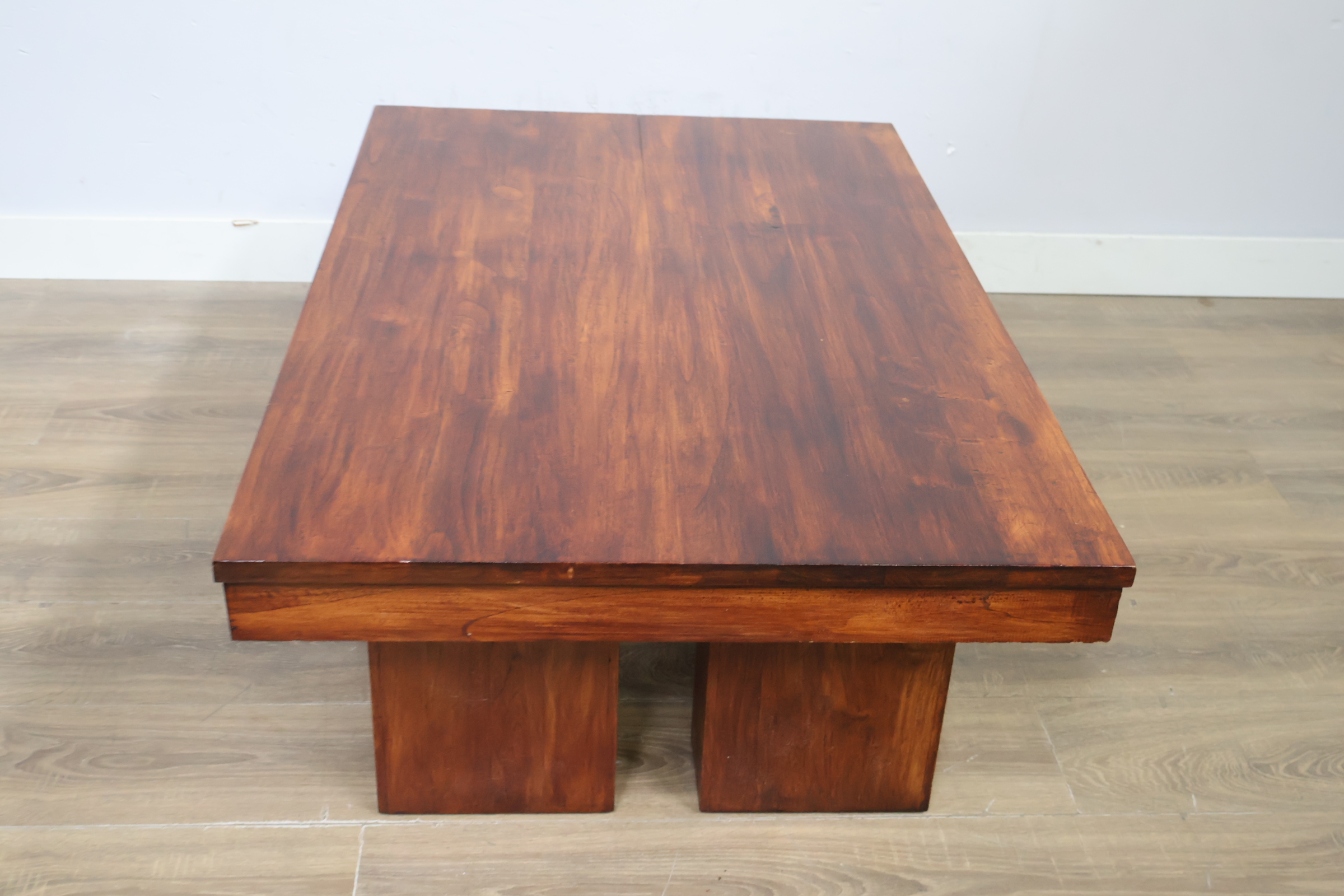 Houten salontafel met blokpoten' – foto 8 – kavel bij GSD Auctions, Zoeterwoude