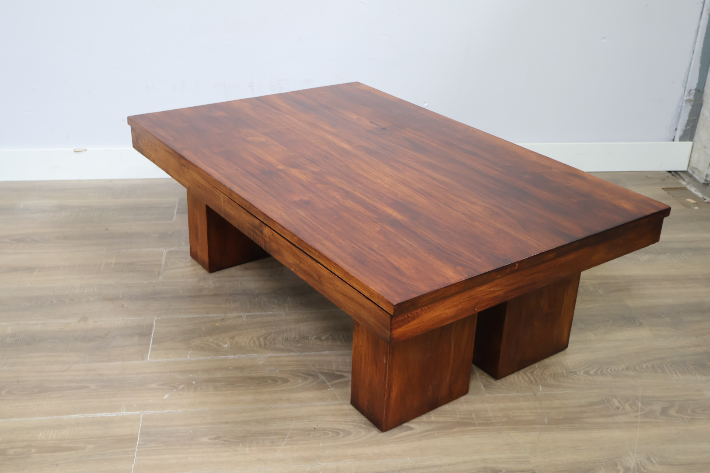 Houten salontafel met blokpoten' – foto 10 – kavel bij GSD Auctions, Zoeterwoude