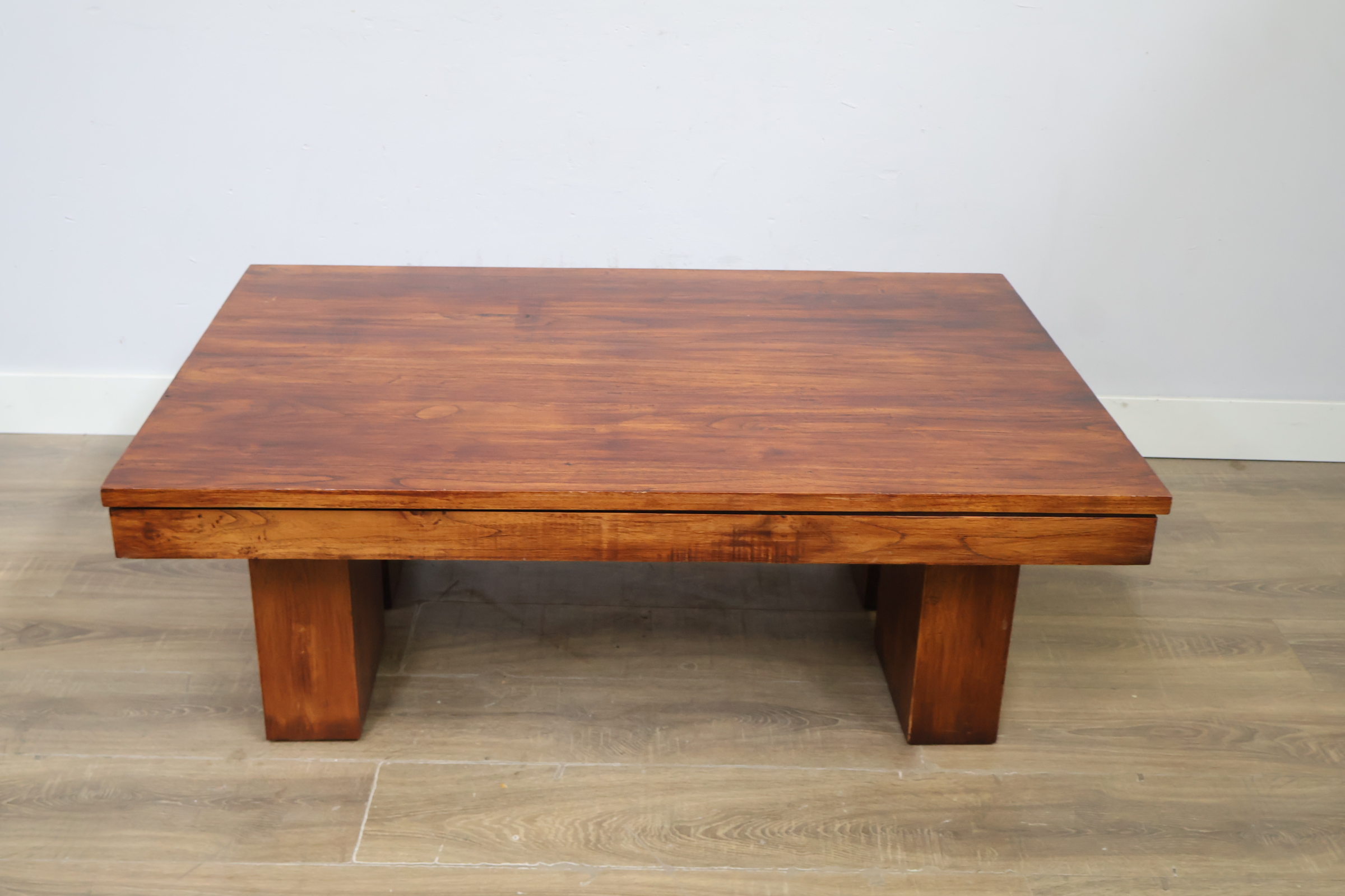 Houten salontafel met blokpoten' – foto 11 – kavel bij GSD Auctions, Zoeterwoude
