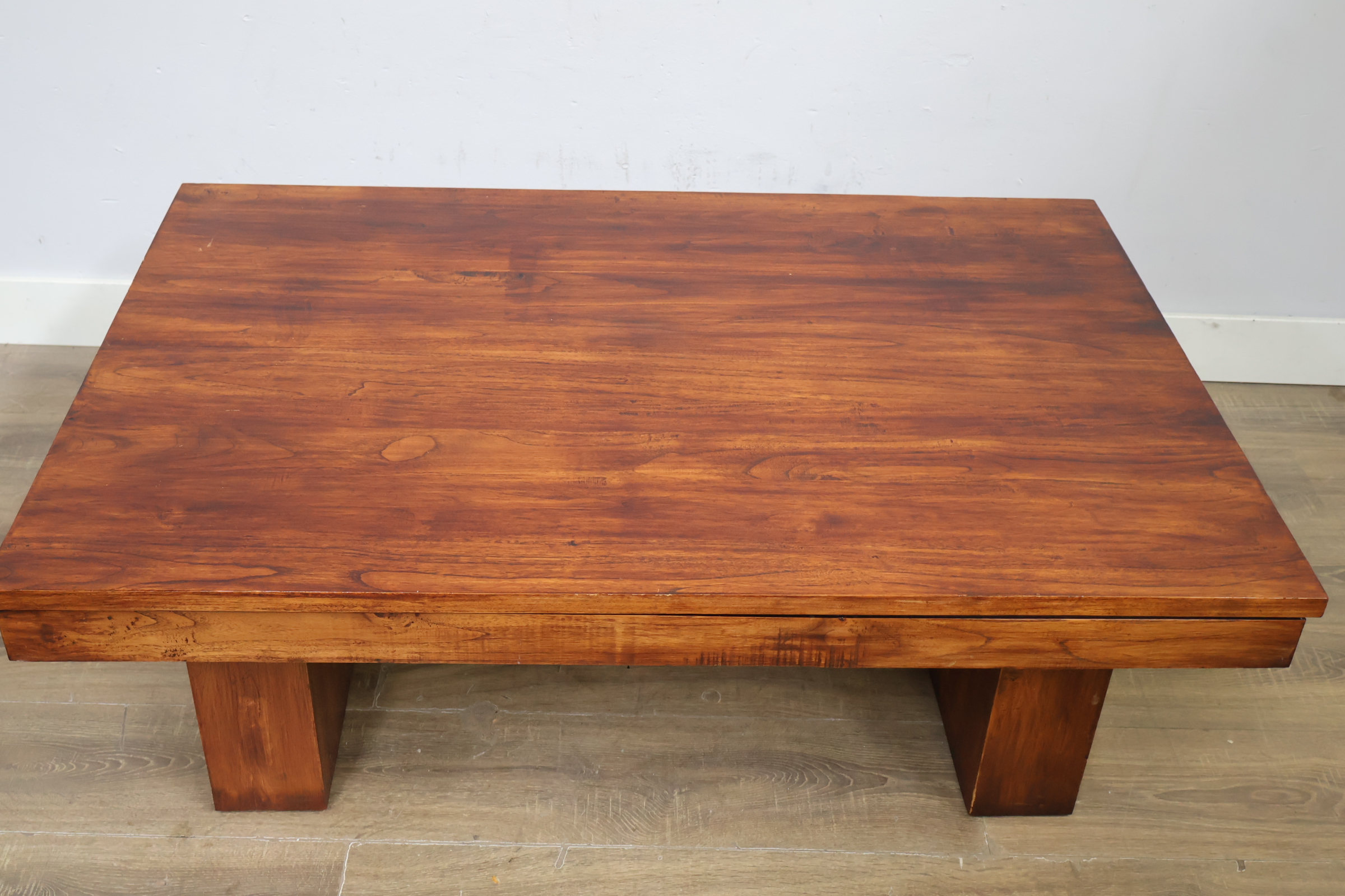 Houten salontafel met blokpoten' – foto 12 – kavel bij GSD Auctions, Zoeterwoude