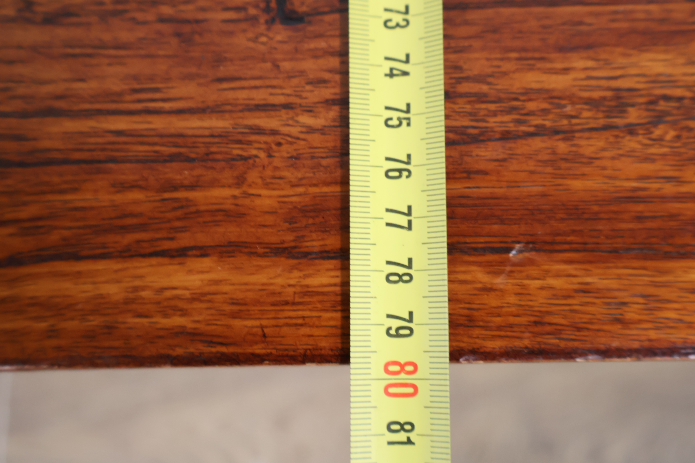Houten salontafel met blokpoten' – foto 13 – kavel bij GSD Auctions, Zoeterwoude