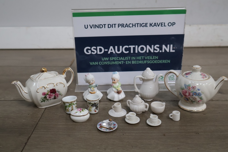 Miniatuur porseleinen theeservies met figuurtjes' – foto 2 – kavel bij GSD Auctions, Zoeterwoude