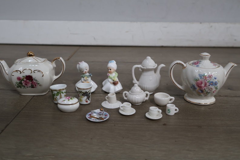 Miniatuur porseleinen theeservies met figuurtjes' – foto 3 – kavel bij GSD Auctions, Zoeterwoude