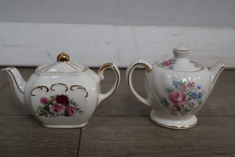 Miniatuur porseleinen theeservies met figuurtjes' – foto 4 – kavel bij GSD Auctions, Zoeterwoude