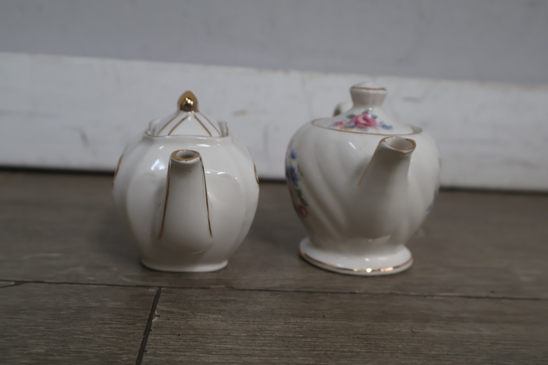 Miniatuur porseleinen theeservies met figuurtjes' – foto 5 – kavel bij GSD Auctions, Zoeterwoude