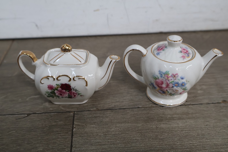 Miniatuur porseleinen theeservies met figuurtjes' – foto 6 – kavel bij GSD Auctions, Zoeterwoude
