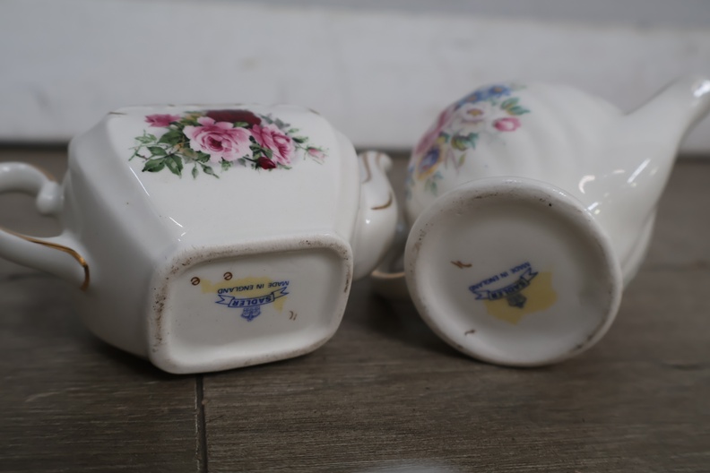 Miniatuur porseleinen theeservies met figuurtjes' – foto 7 – kavel bij GSD Auctions, Zoeterwoude
