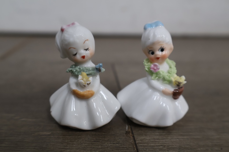 Miniatuur porseleinen theeservies met figuurtjes' – foto 8 – kavel bij GSD Auctions, Zoeterwoude