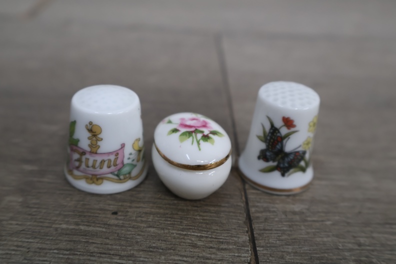 Miniatuur porseleinen theeservies met figuurtjes' – foto 10 – kavel bij GSD Auctions, Zoeterwoude