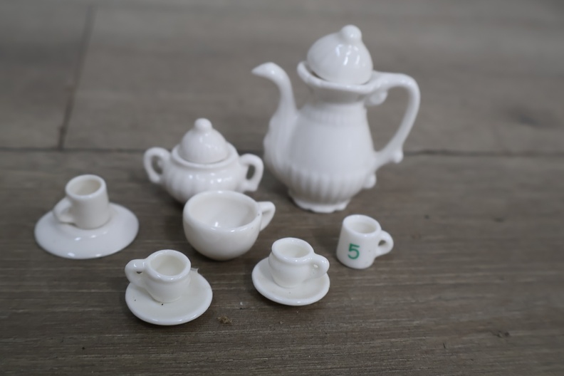 Miniatuur porseleinen theeservies met figuurtjes' – foto 12 – kavel bij GSD Auctions, Zoeterwoude