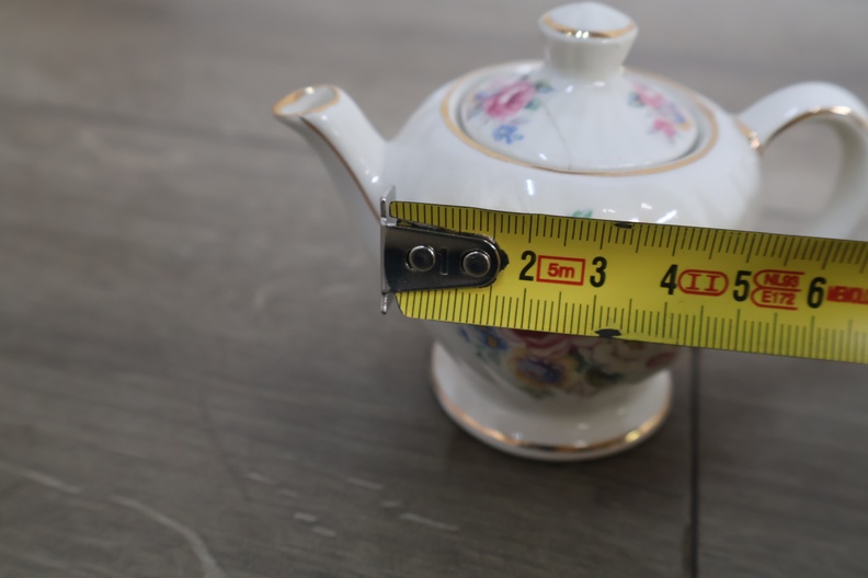 Miniatuur porseleinen theeservies met figuurtjes' – foto 13 – kavel bij GSD Auctions, Zoeterwoude