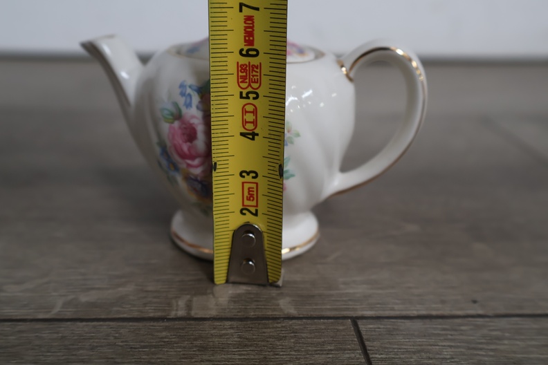 Miniatuur porseleinen theeservies met figuurtjes' – foto 14 – kavel bij GSD Auctions, Zoeterwoude